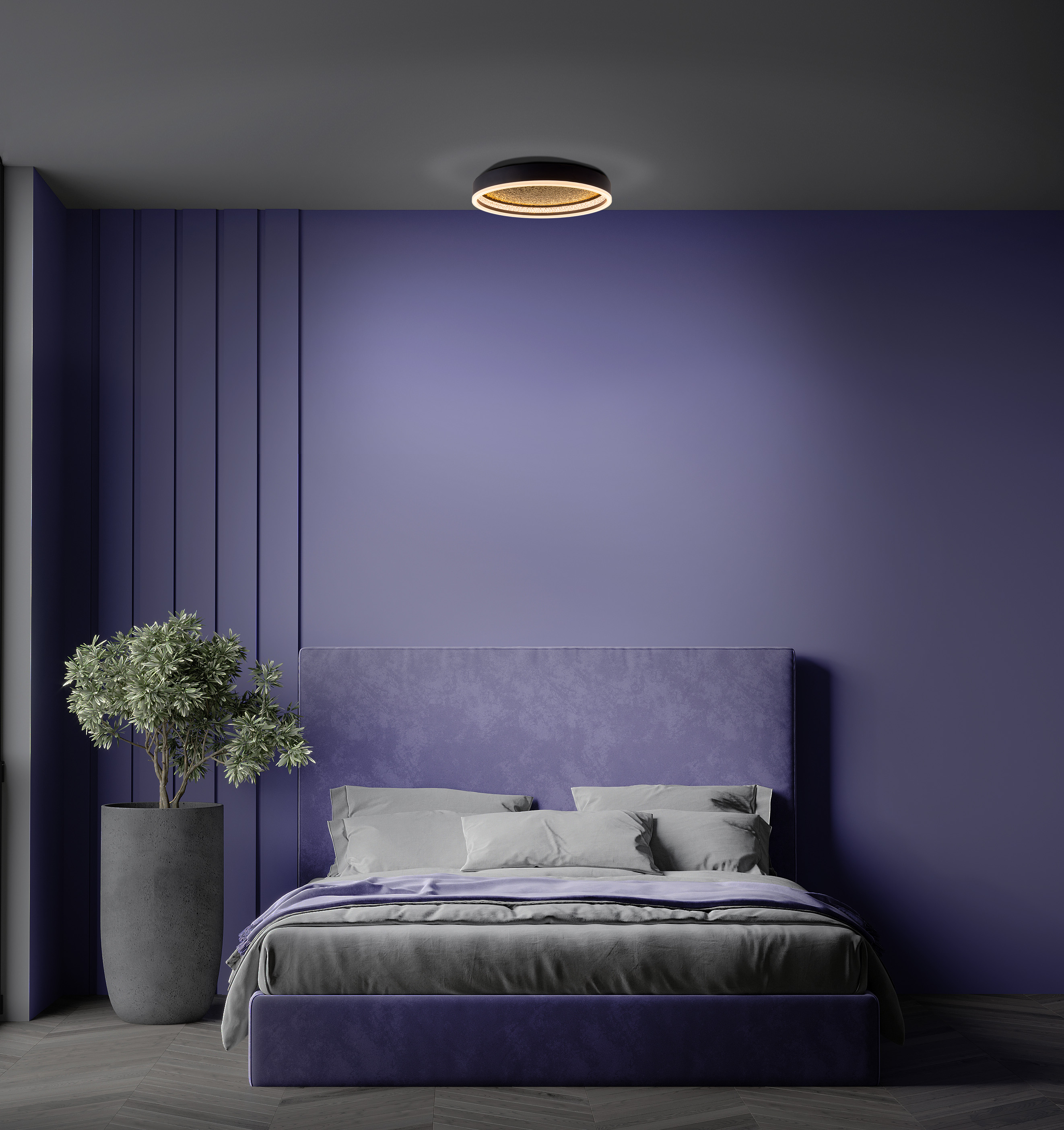 Schlafzimmer-Interieur mit lila Wand, Bett und einer Pflanze. Das Bett hat ein lila Kopfteil und graue Bettwäsche.