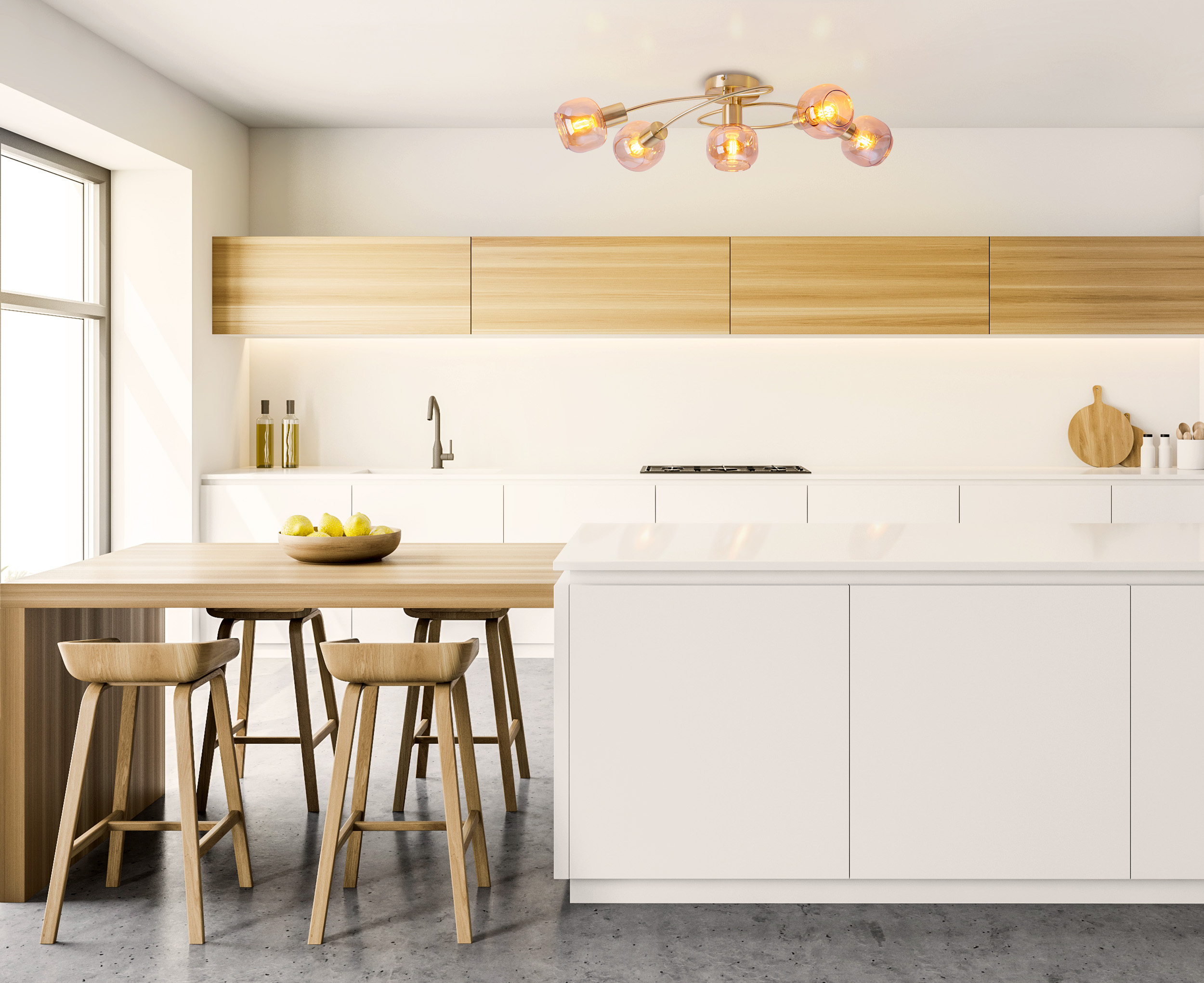 Moderne Küche mit Holztisch, Hockern und Deckenleuchten. Weiße Schränke und ein großes Fenster.