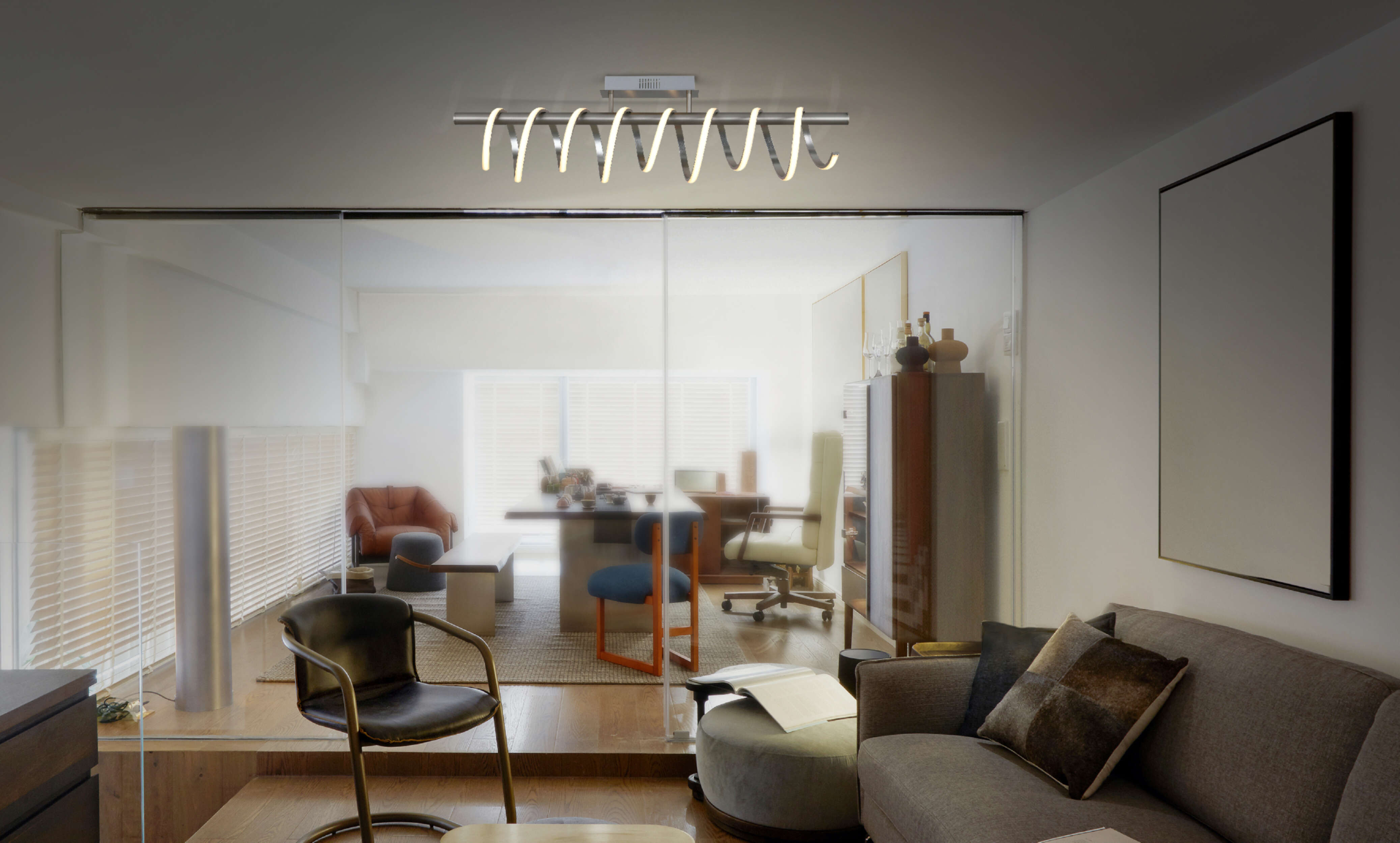 Modernes Wohnzimmer mit einer spiralförmigen Deckenleuchte, einem Sofa und Blick in einen anderen Raum.