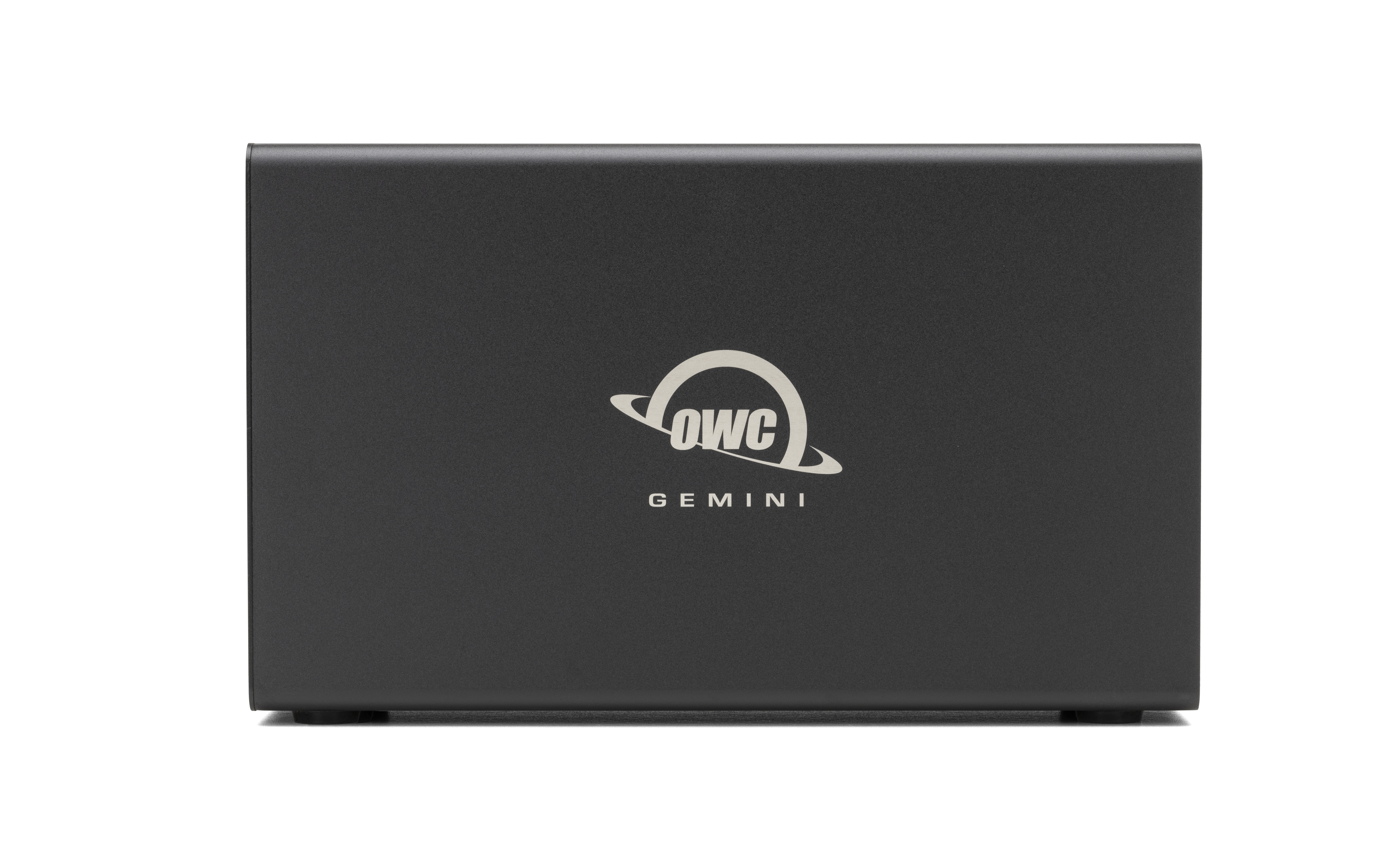 Czarny zewnętrzny dysk twardy OWC Gemini. Logo OWC jest wyśrodkowane w białym owalu, pod nim Gemini.