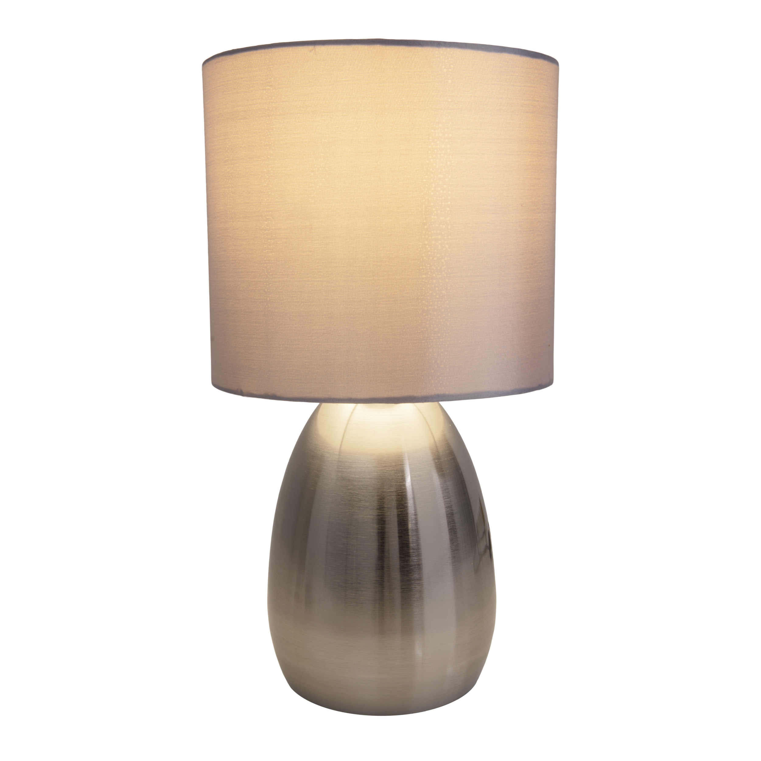 Eine silberne Tischlampe mit weißem Lampenschirm auf weißem Hintergrund.