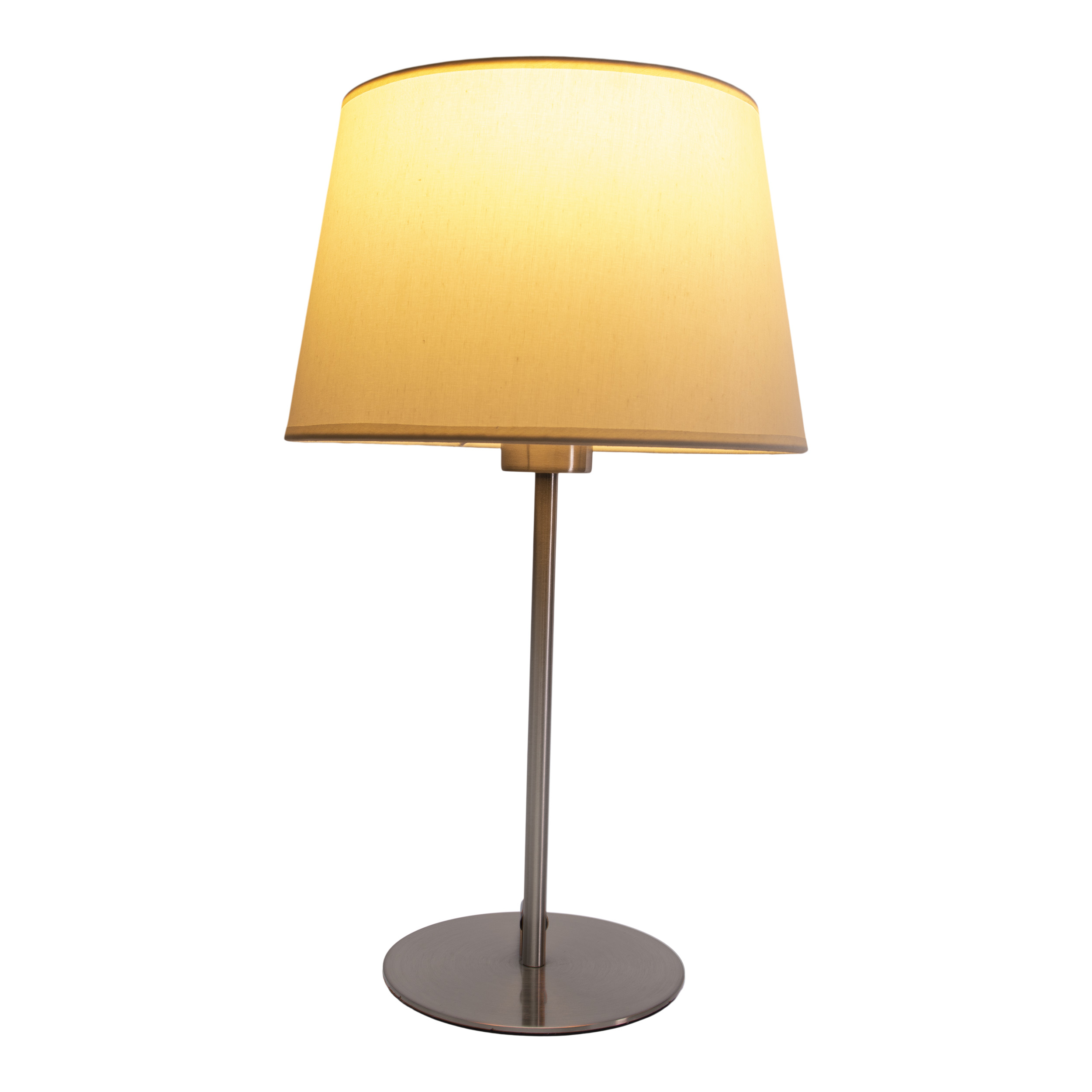 Eine Tischlampe mit beigem Lampenschirm und silbernem Ständer auf weißem Hintergrund.