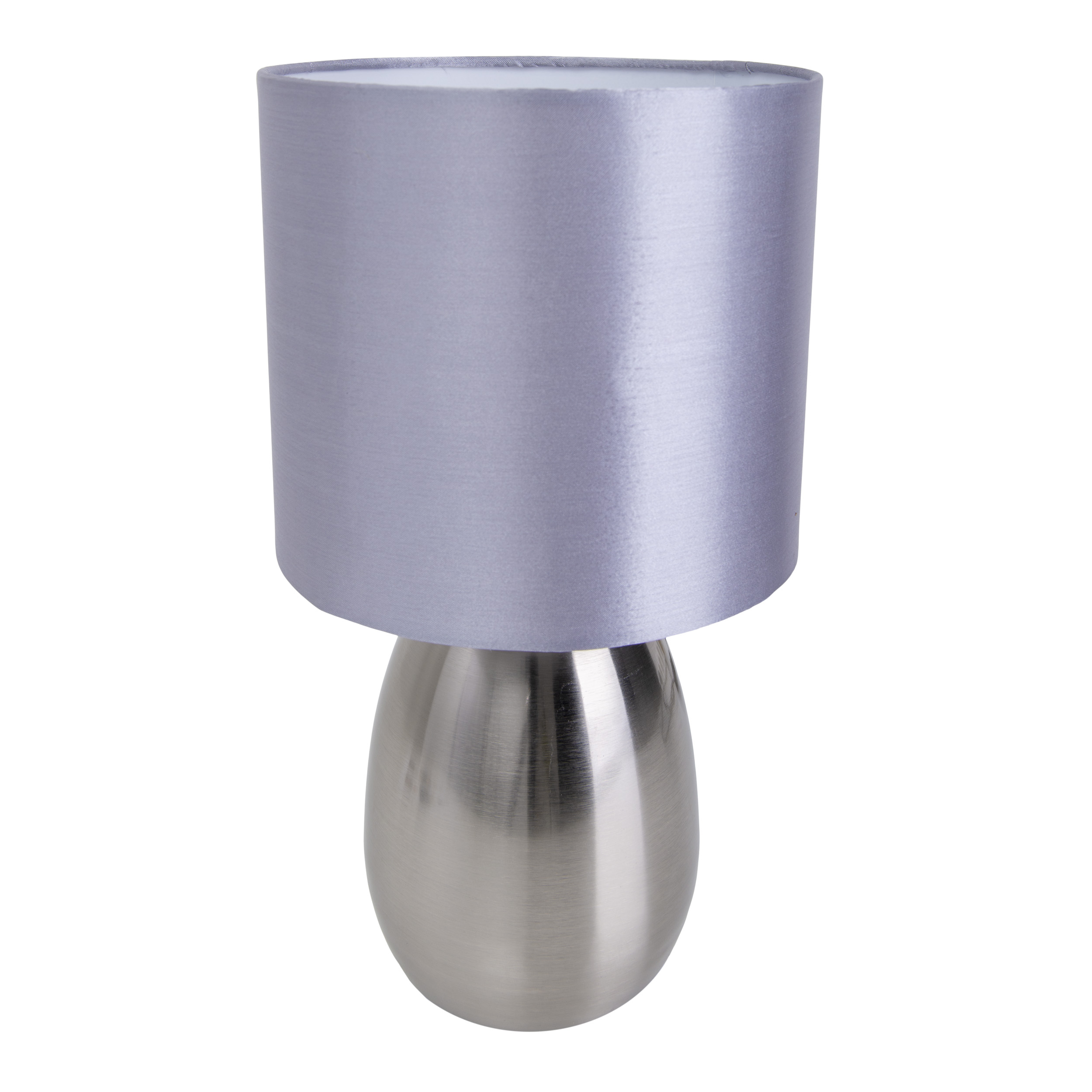 Tischlampe mit silbernem Fuß und hellviolettem Lampenschirm. Die Lampe steht vor weißem Hintergrund.