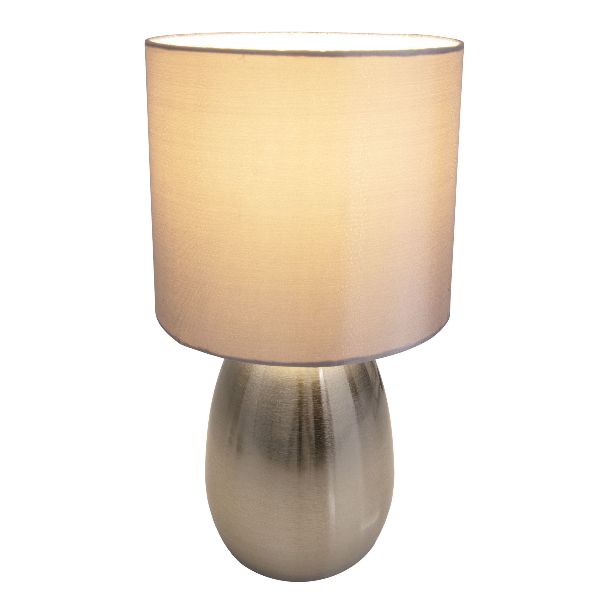 Eine Tischlampe mit silbernem Sockel und zylindrischem Lampenschirm. Der Schirm ist beige.