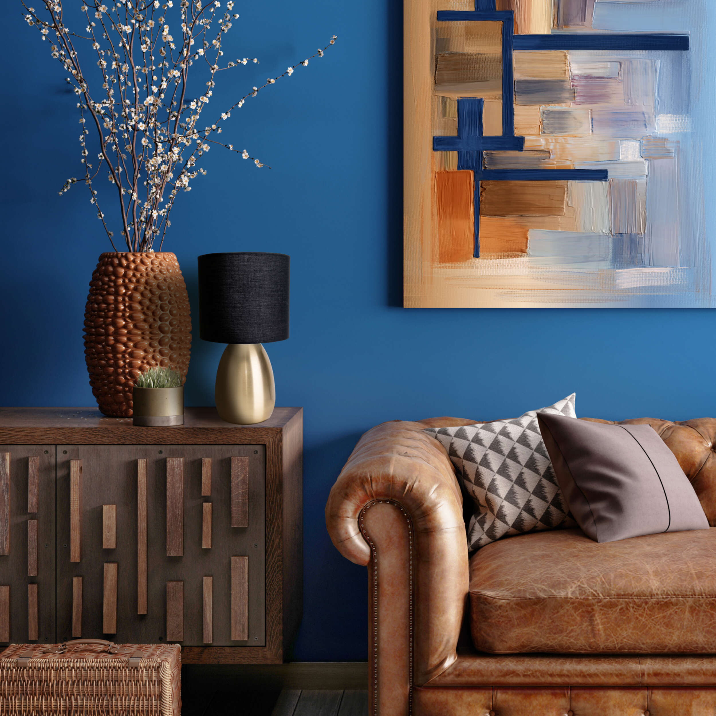 Ein Wohnzimmer mit braunem Ledersofa, blauer Wand und Holzschrank.