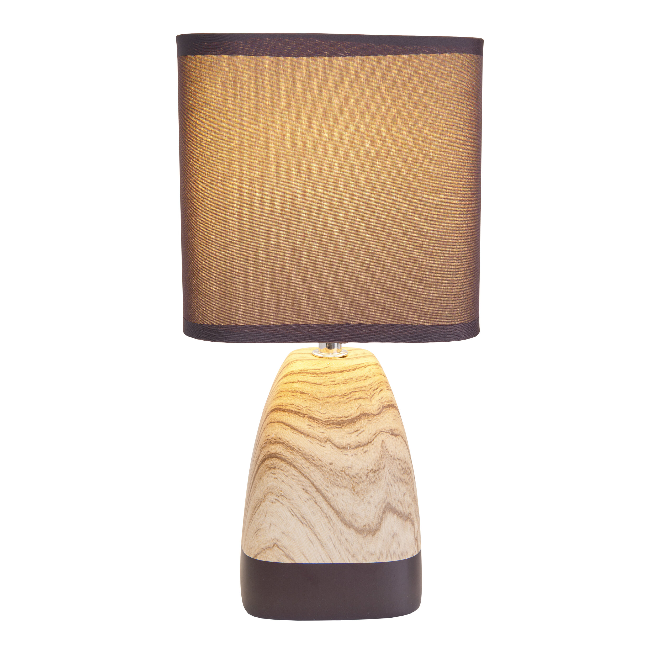Eine Tischlampe mit holzähnlichem Sockel und einem dunkelbraunen Lampenschirm. Die Lampe ist beleuchtet.