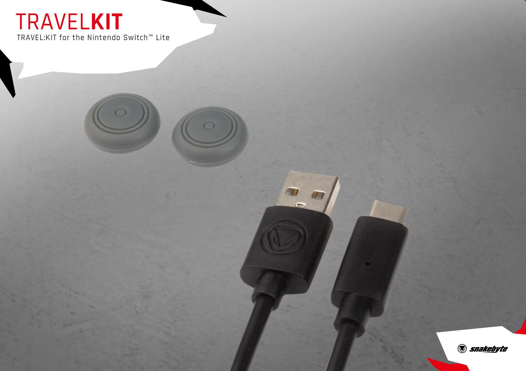 Due cappucci per joystick grigi e testurizzati si trovano sopra un cavo nero da USB-A a USB-C su uno sfondo grigio.