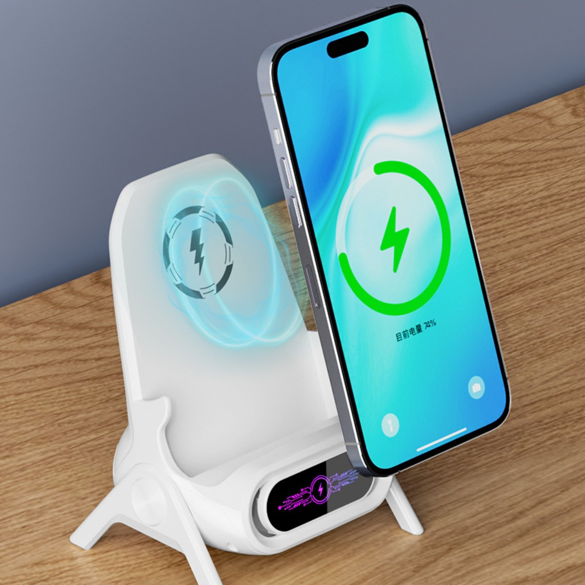 Ein weißes kabelloses Ladegerät mit einem darauf ladenden Telefon, auf einer braunen Oberfläche.