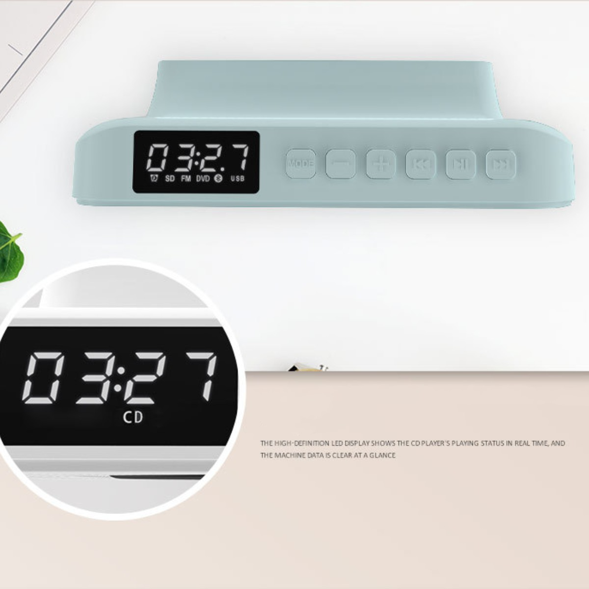Eine hellblaue Digitaluhr, die 03:27 anzeigt. Es hat Knöpfe und eine CD-Anzeige.