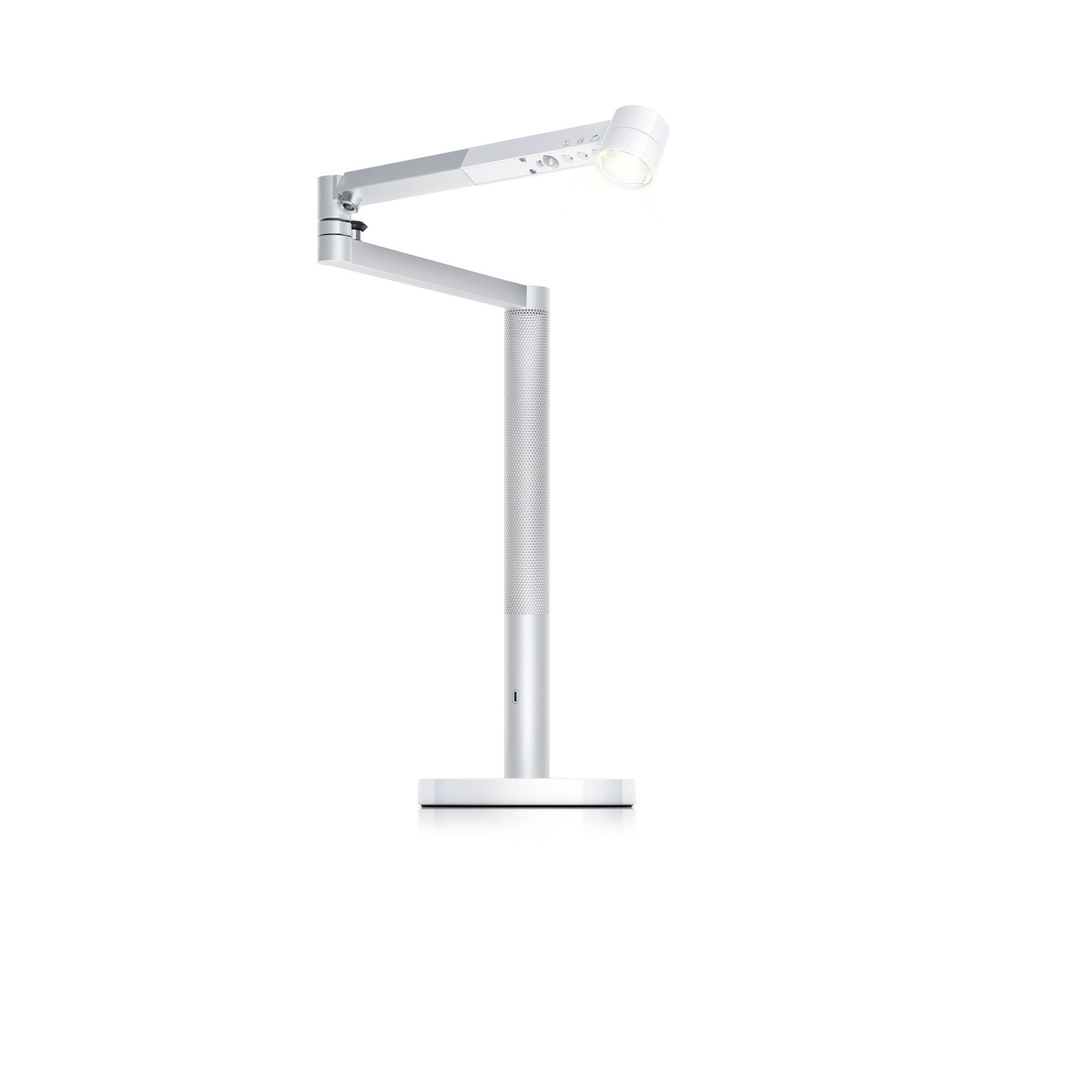 Eine silberne Schreibtischlampe mit langem Arm und rundem Licht, die auf einer weißen Oberfläche steht.