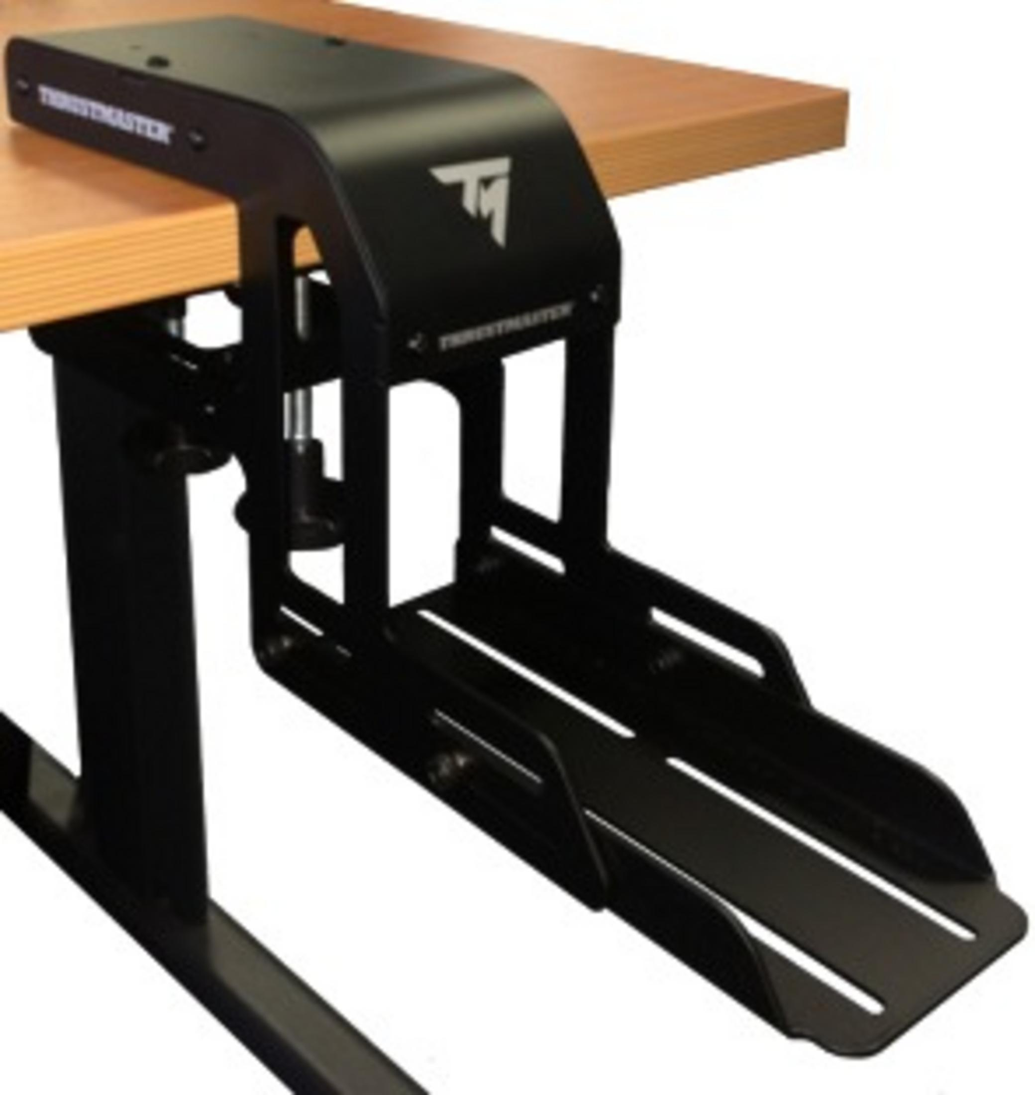 Schwarze Schreibtisch-Halterung. Sie ist an einem Holztisch befestigt. Das Thrustmaster-Logo ist drauf.