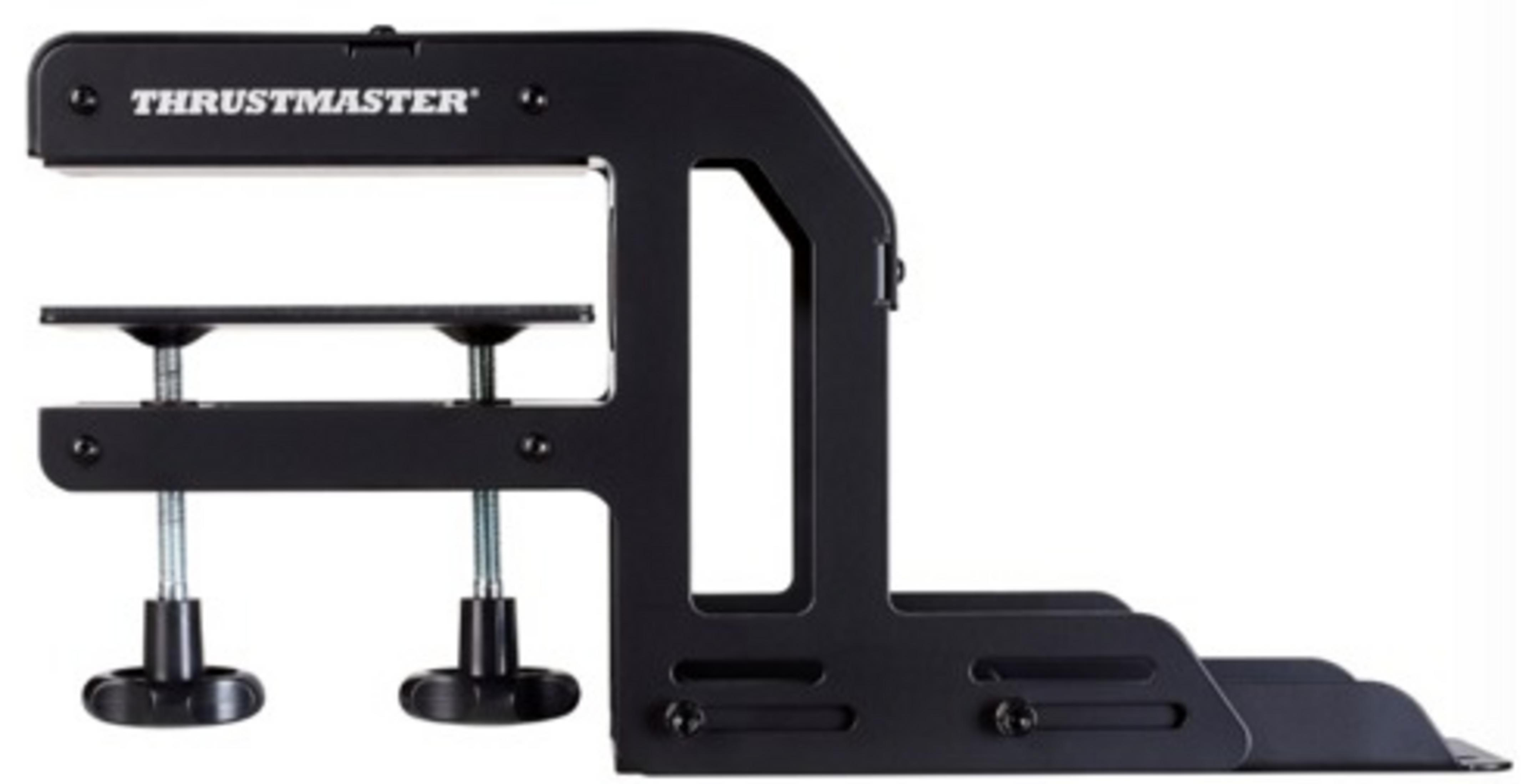 Schwarze Metallhalterung, ein Thrustmaster-Gerät, zur Befestigung an einem Schreibtisch, mit Einstellknöpfen. Weißer Hintergrund.