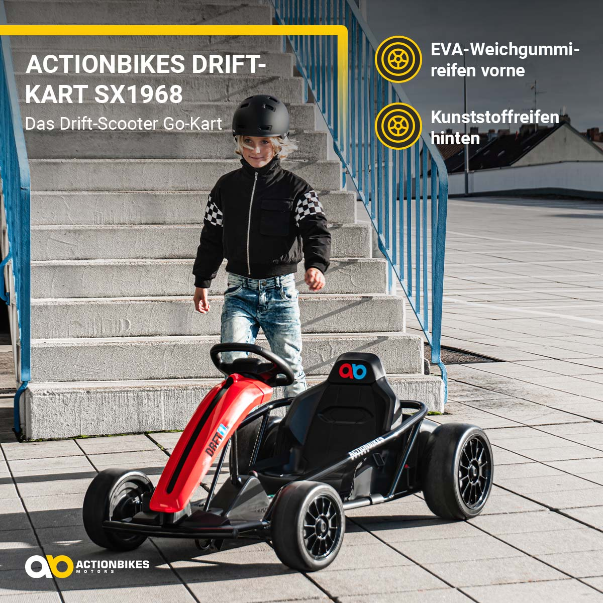 Ein Kind auf einem Go-Kart auf einem Bürgersteig, mit Text und Symbolen.