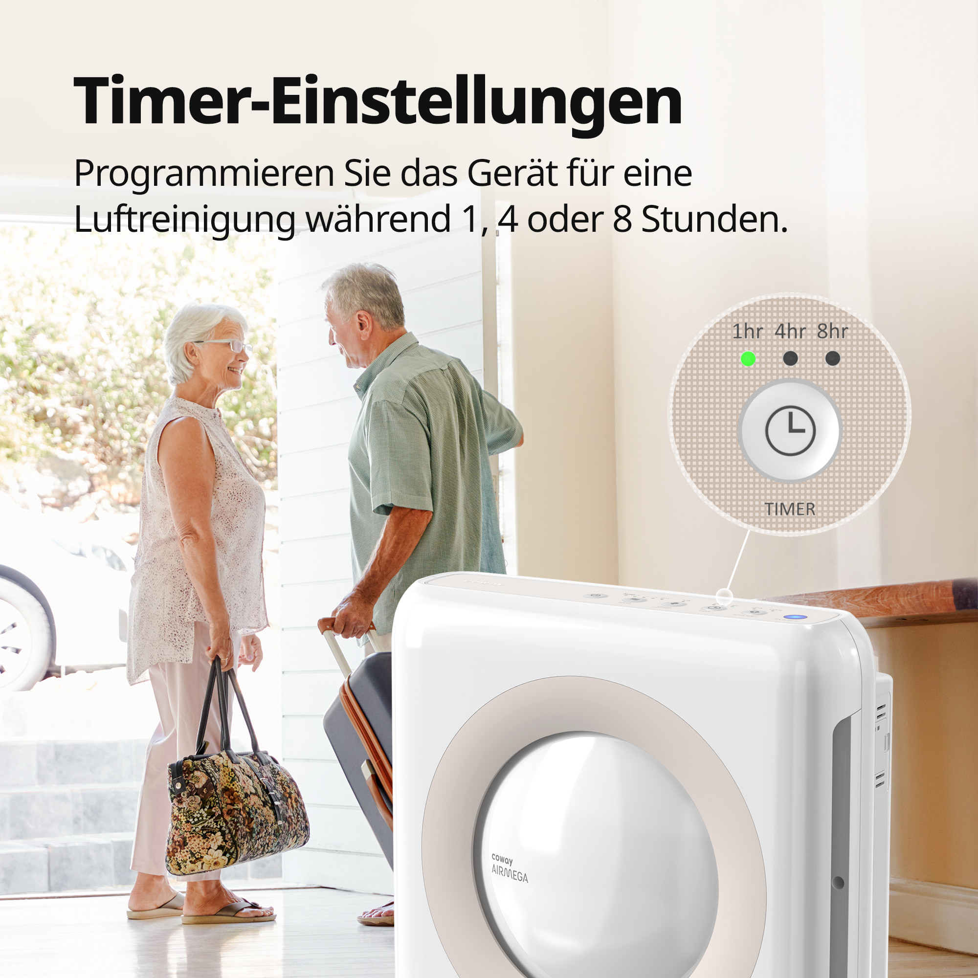 Älteres Ehepaar mit Gepäck vor einem Haus. Luftreiniger-Timer-Symbol.