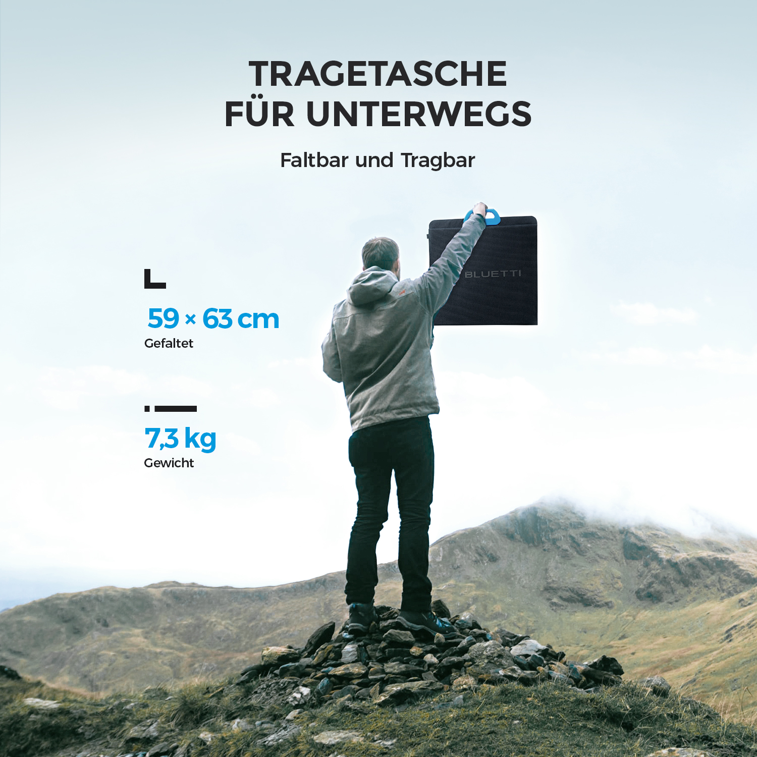 Mann, der eine schwarze Tasche mit blauen Griffen auf einem Berg hält. Text: 'Tragetasche für unterwegs'.