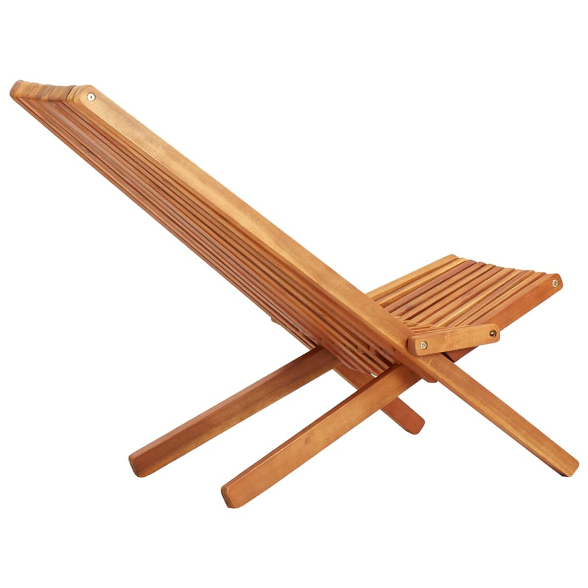 Ein Holzklappstuhl mit Lattenrücken und -sitz, auf weißem Hintergrund nach links geneigt.