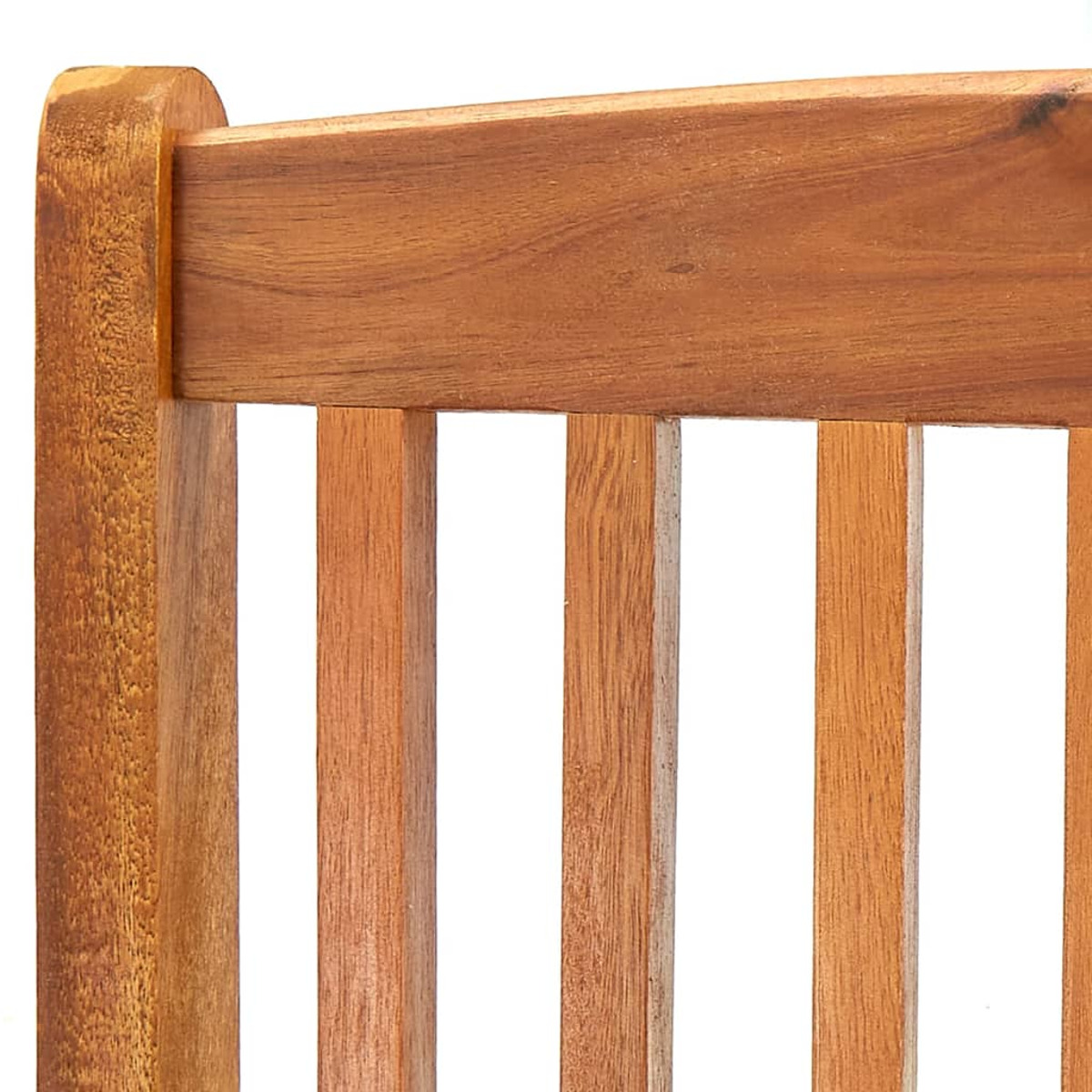 Nahaufnahme des Holzstuhlrückens, Lamellen und Holzmaserung zeigend.