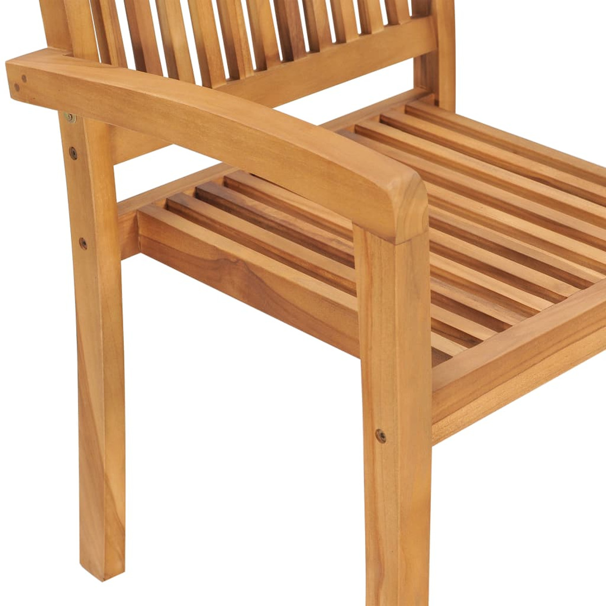 Nahaufnahme einer Holzstuhlarmlehne mit sichtbaren Lamellen und Schraubendetails auf weißem Hintergrund.