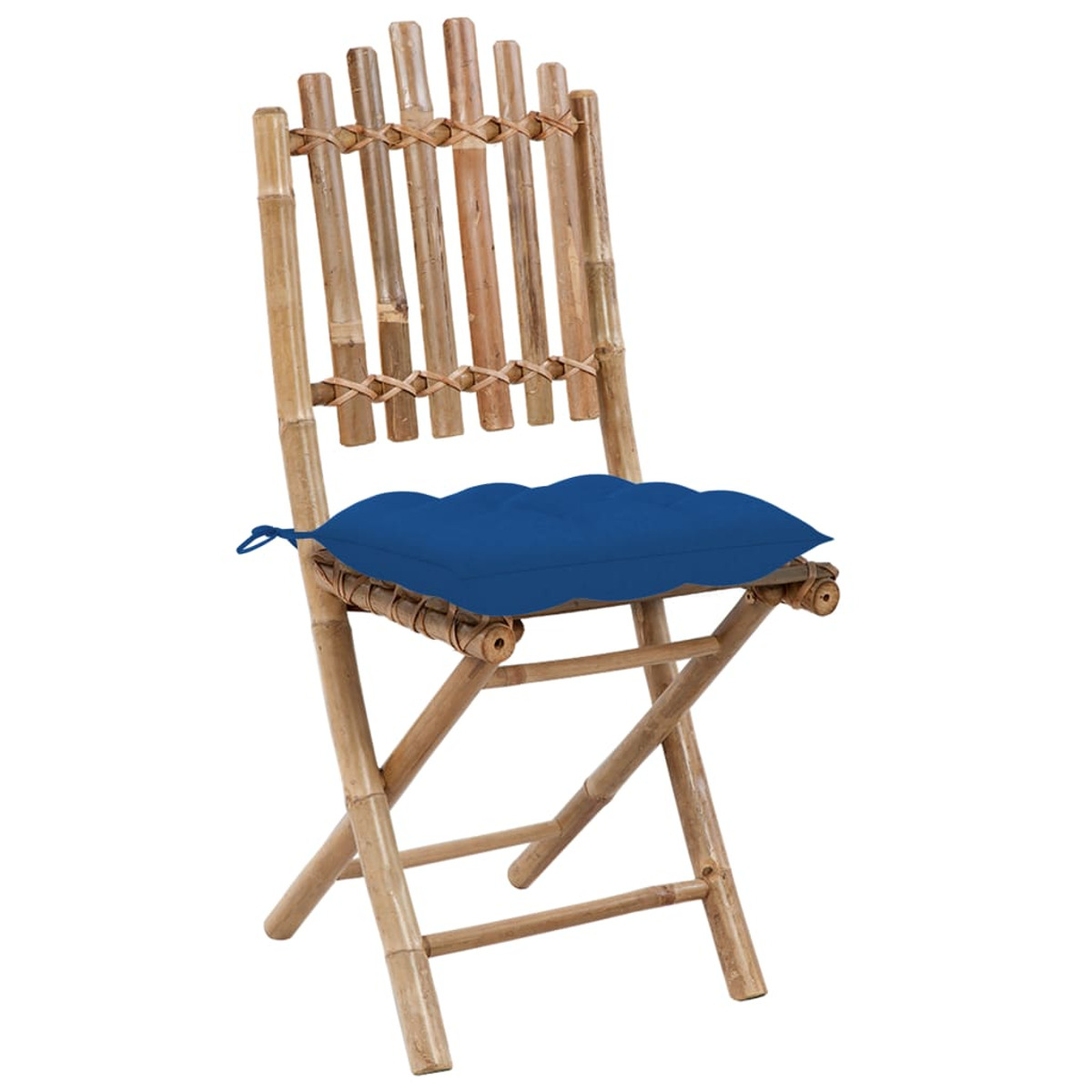 Klappstuhl aus Bambus mit blauem Kissen, auf weißem Hintergrund.