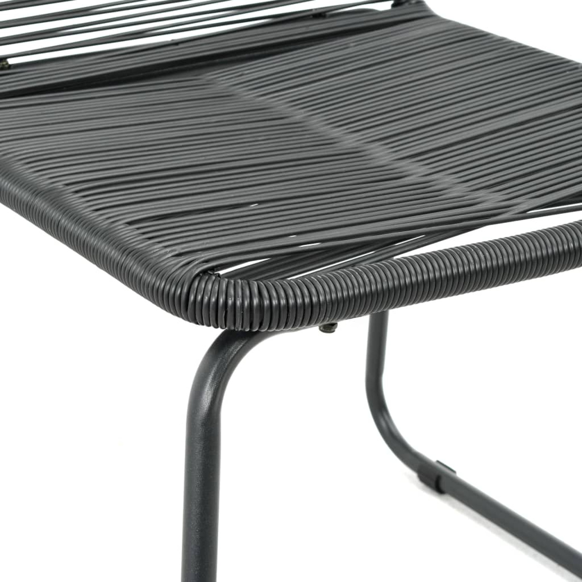 Nahaufnahme der Oberseite eines schwarzen Stuhls mit gewebtem Sitz. Die Beine sind aus Metall.