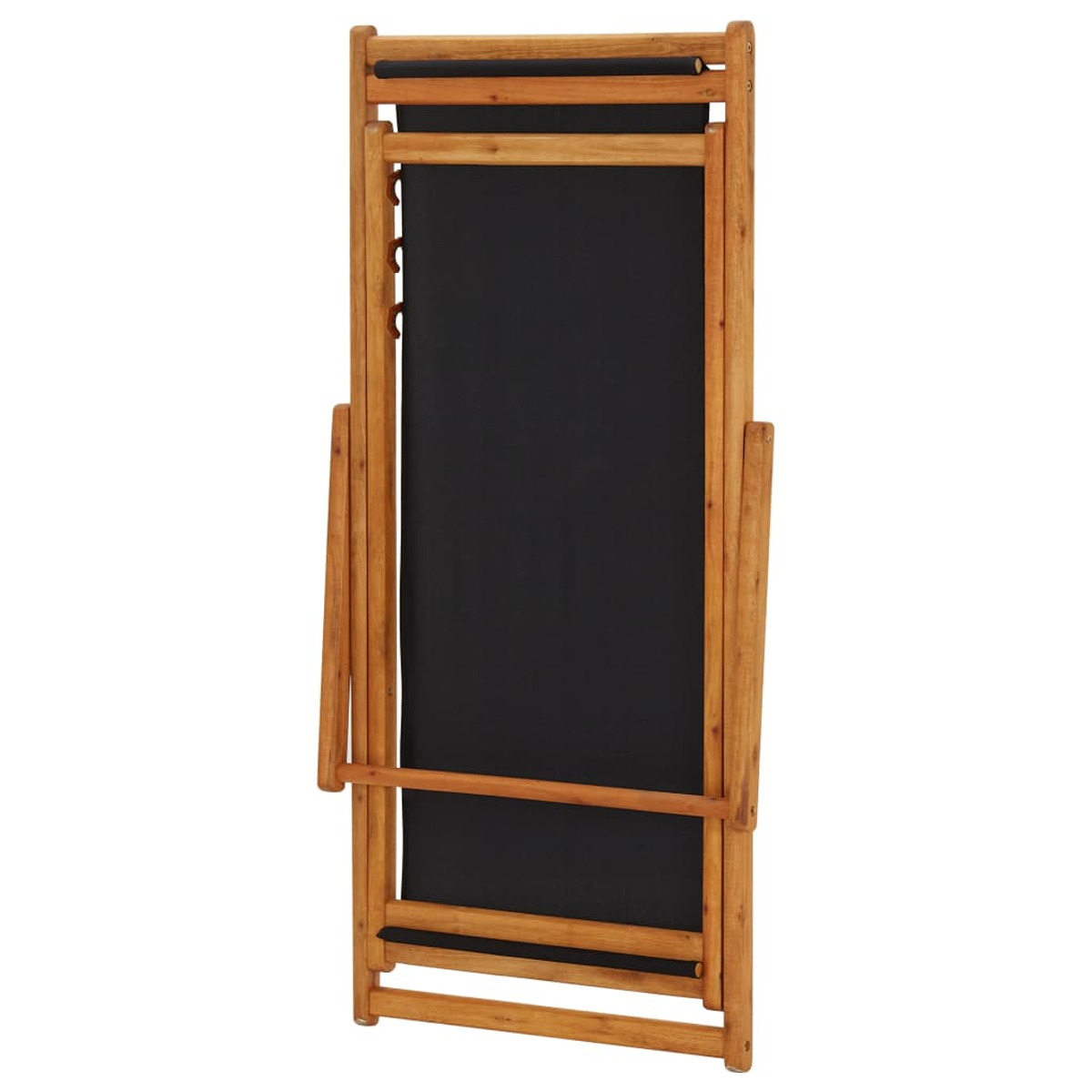 Zusammengeklappter Strandstuhl aus Holz mit schwarzem Stoffrücken und Sitz, auf weißem Grund.