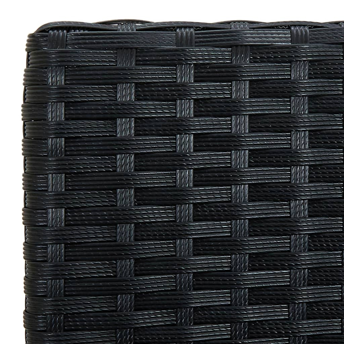 Nahaufnahme von schwarzem, gewebtem Rattanmaterial mit sich wiederholendem Muster. Das Gewebe ist dicht gepackt.