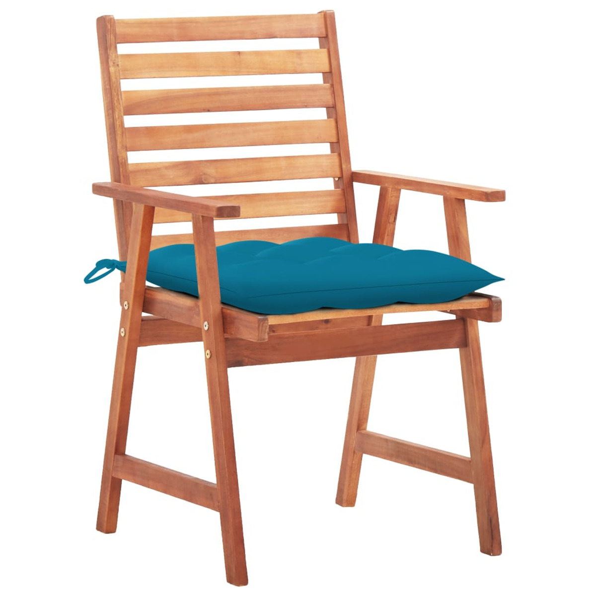 Holzstuhl mit blauem Kissen. Stuhl hat Armlehnen und Lattenrücken. Isoliert.