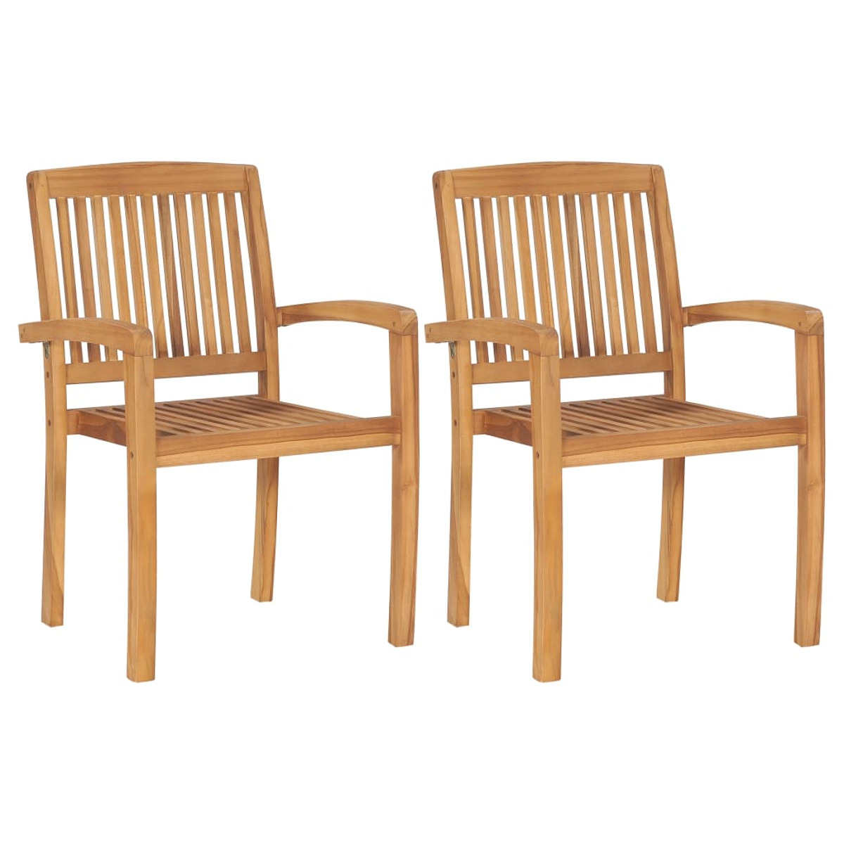 Zwei Holzstühle mit Armlehnen. Jeder hat eine Lattenlehne und Sitzfläche. Die Stühle sind hellbraun.