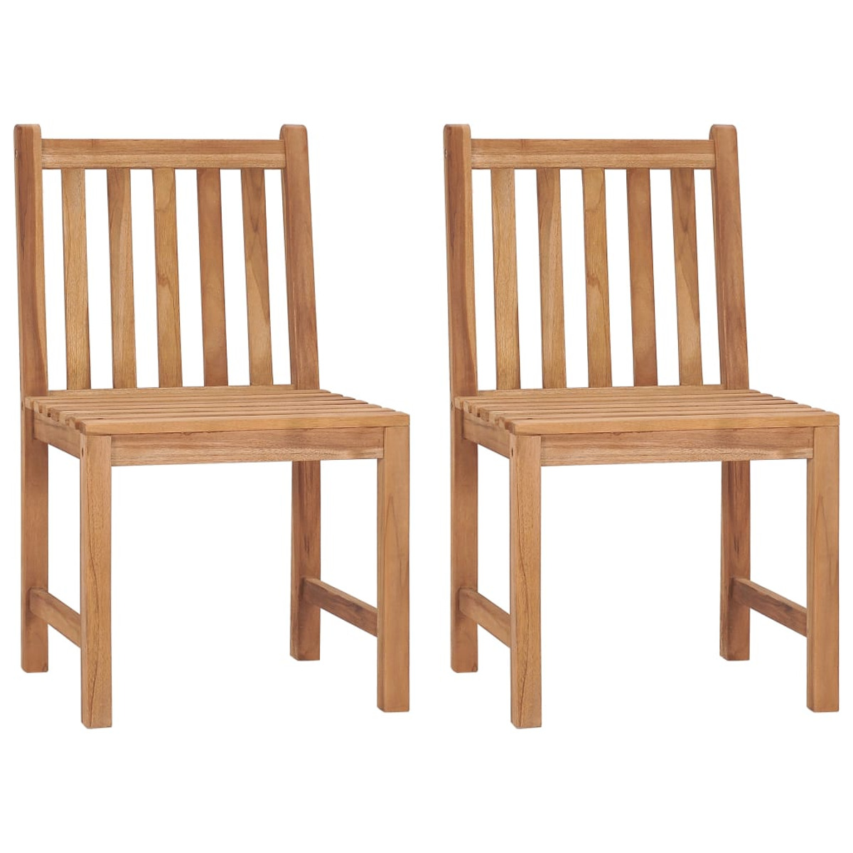 Zwei Holzstühle mit Lattenrücken und Sitzen. Sie stehen nebeneinander auf weißem Hintergrund.