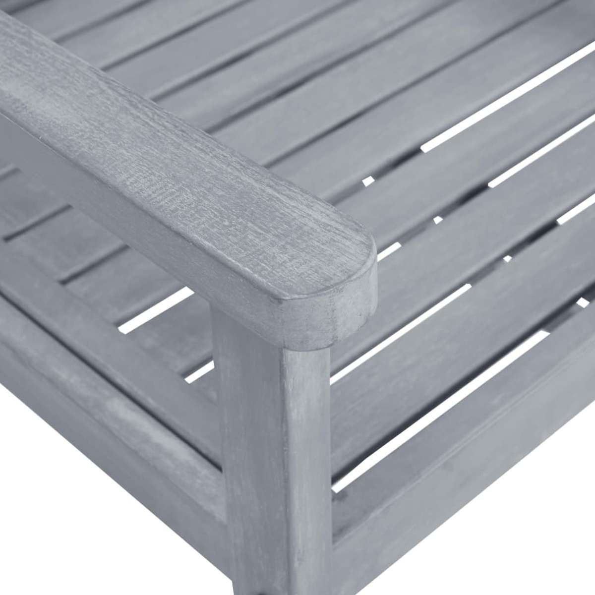 Nahaufnahme von grauen Holzlatten, Teil einer Möbelarmlehne.