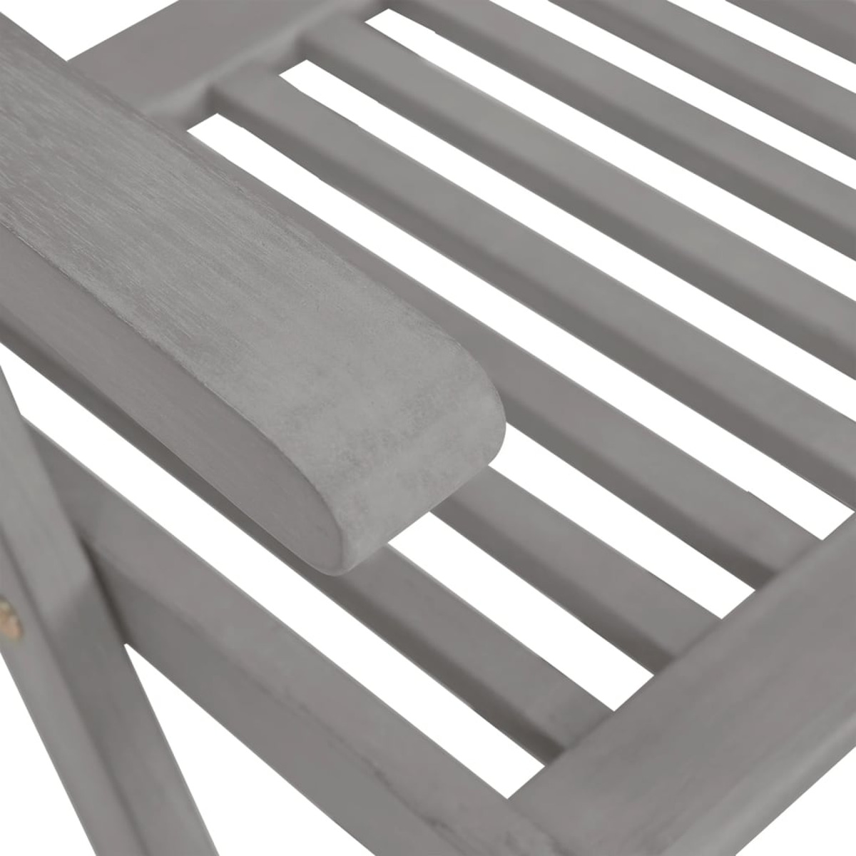 Nahaufnahme der Armlehne eines Holzstuhls mit horizontalen Lamellen.