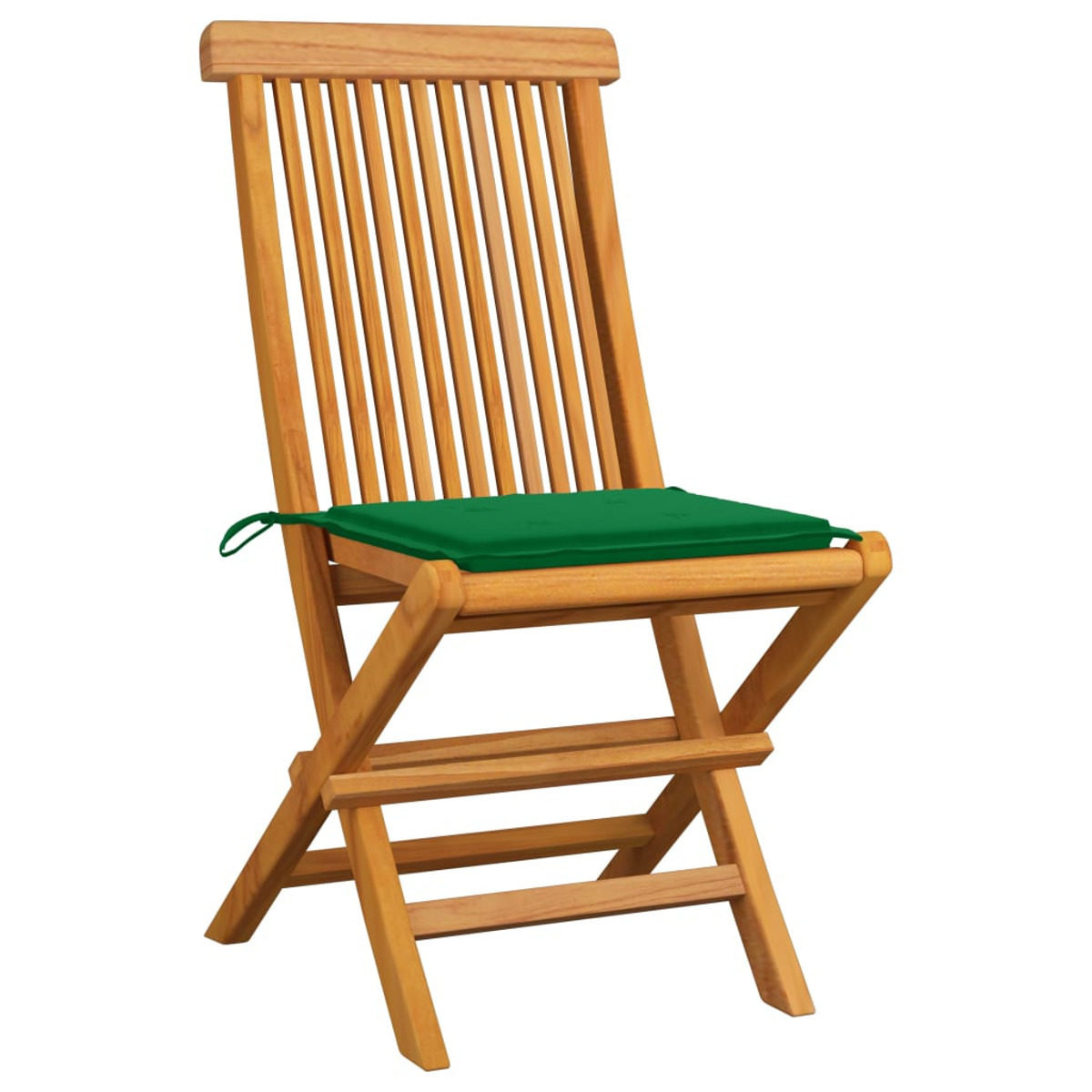 Ein zusammenklappbarer Holzstuhl mit grünem Kissen auf dem Sitz, isoliert auf weißem Hintergrund.