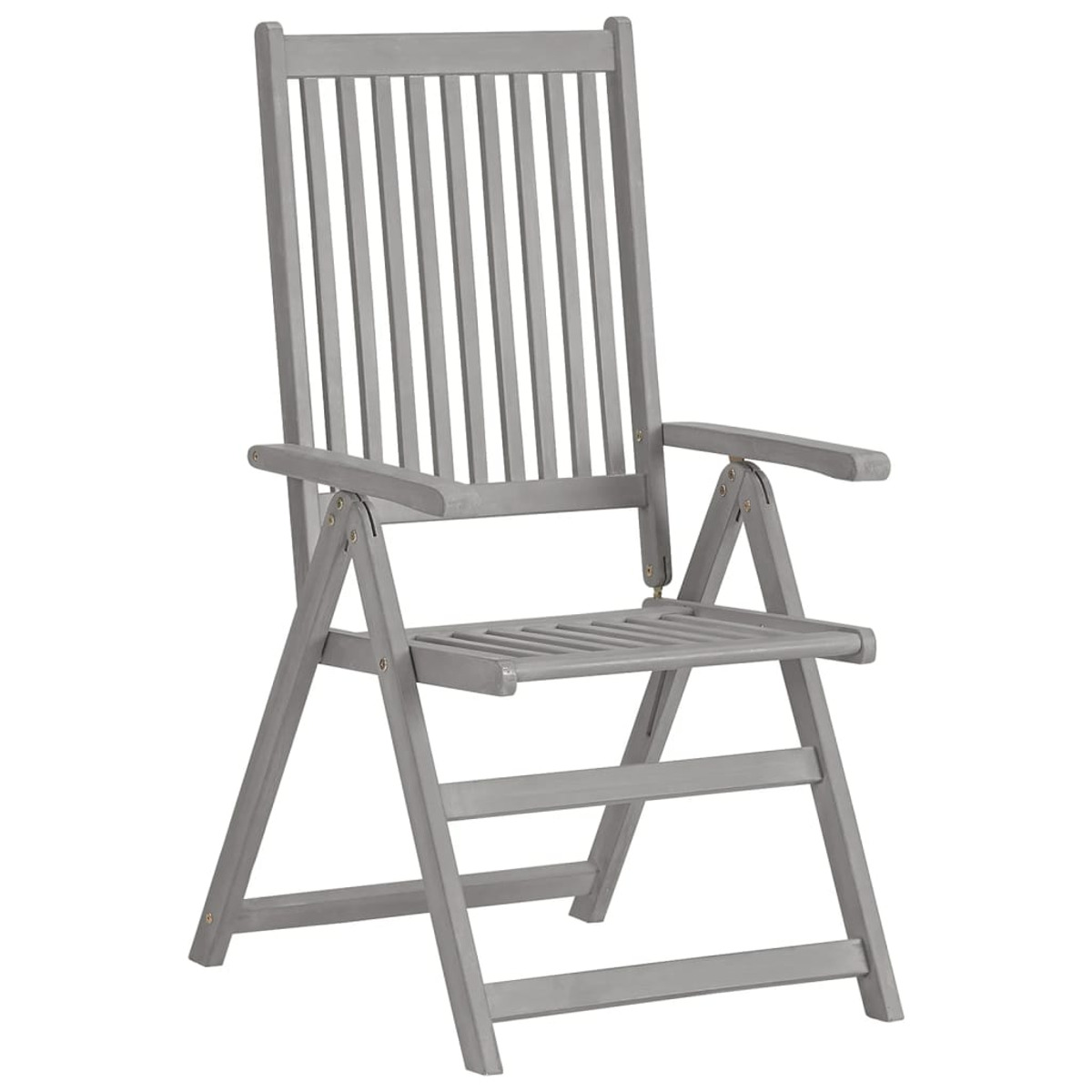 Grauer Holz-Klappstuhl mit Armlehnen, Lattenrücken und -sitz. Weißer Hintergrund.