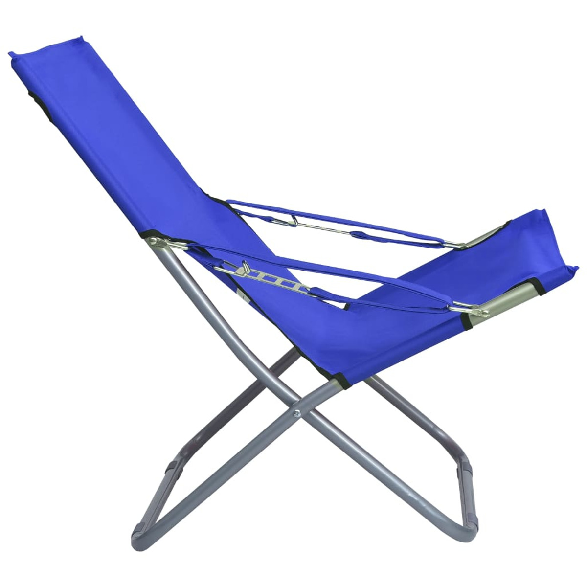 Blauer Klappstuhl. Er hat einen blauen Sitz und ein silbernes Gestell. Der Hintergrund ist weiß.