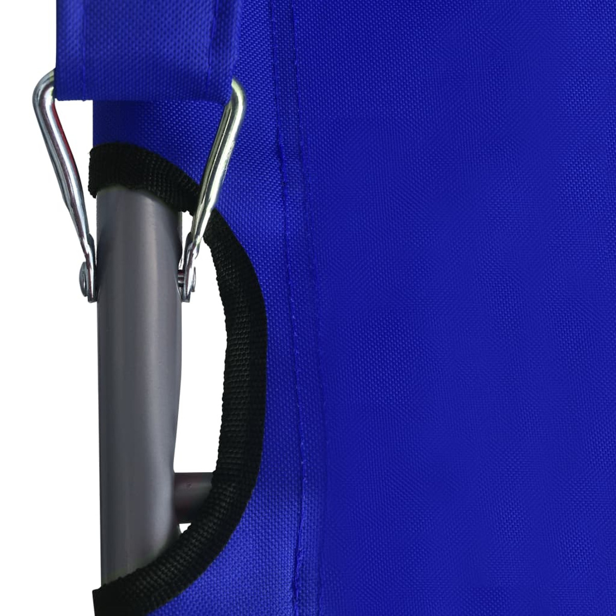Nahaufnahme eines blauen Stoffes mit Metallrahmen und schwarzem Rand.