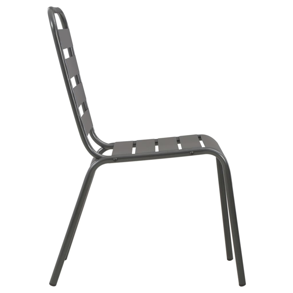 Seitenansicht eines dunkelgrauen Metallstuhls. Der Stuhl hat eine Lattenlehne und Beine. Isoliert auf Weiß.