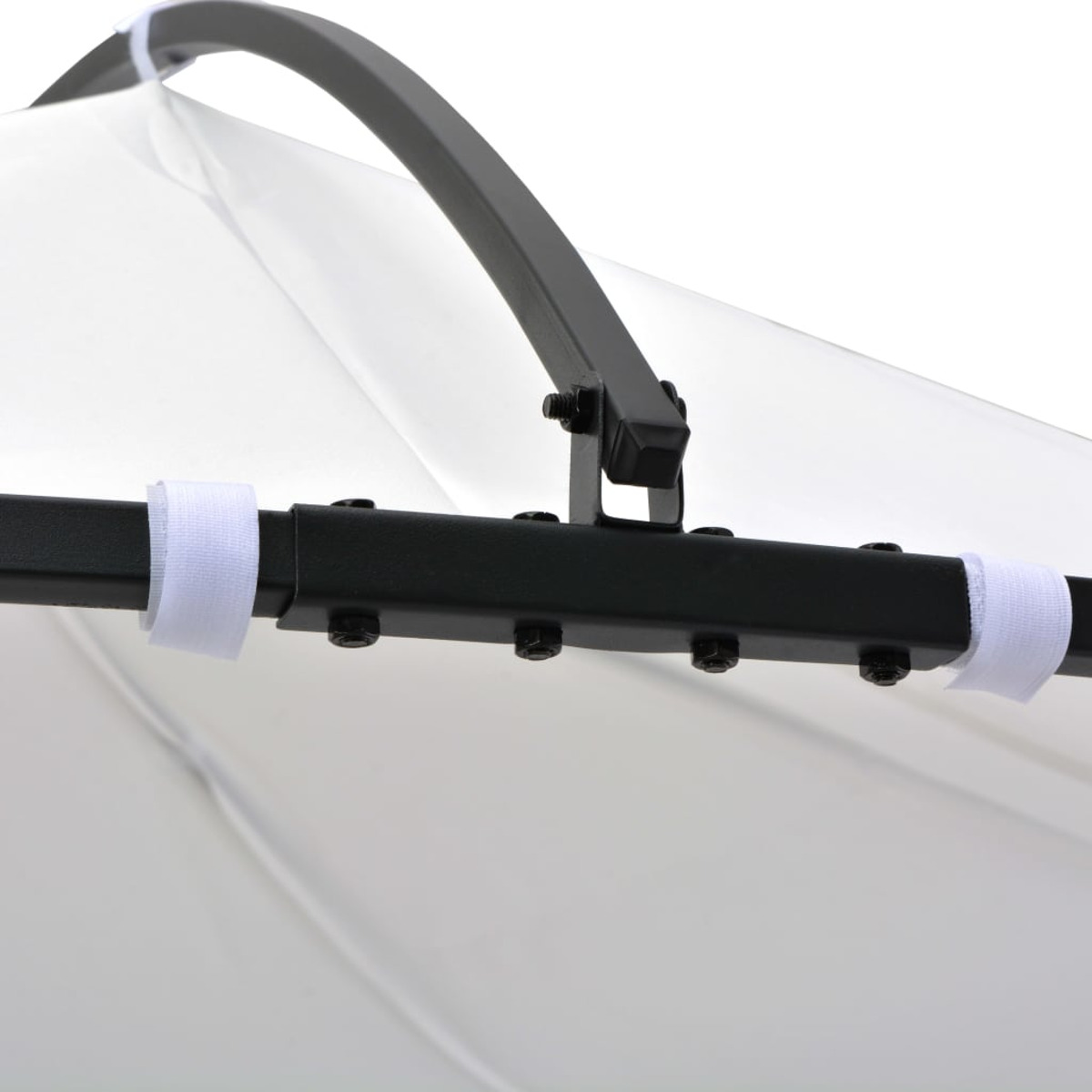 Nahaufnahme eines weißen Baldachinrahmens mit schwarzer Hardware und weißen Klettbändern.