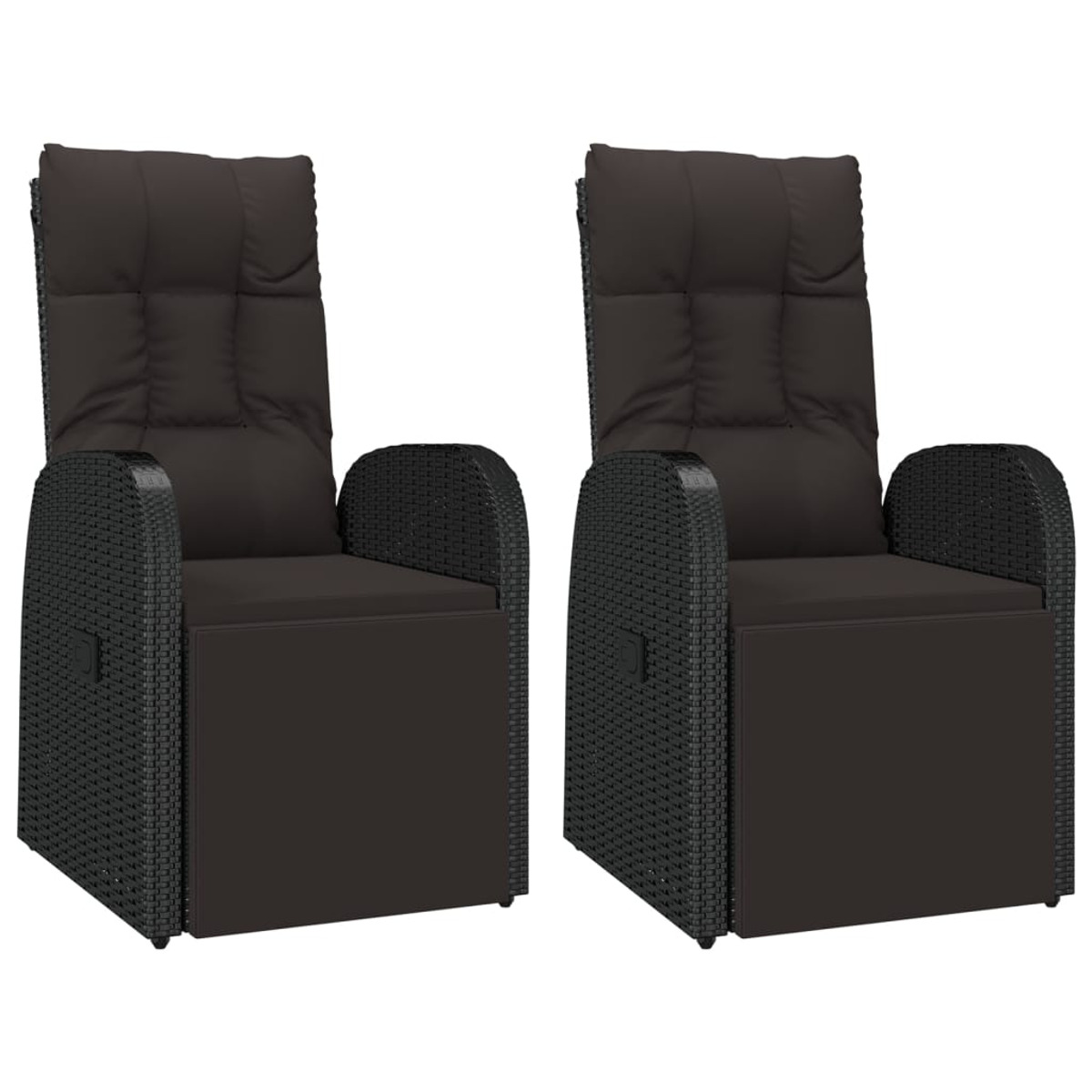 Zwei schwarze Rattan-Liegestühle mit dunklen Kissen, vor weißem Hintergrund dargestellt.