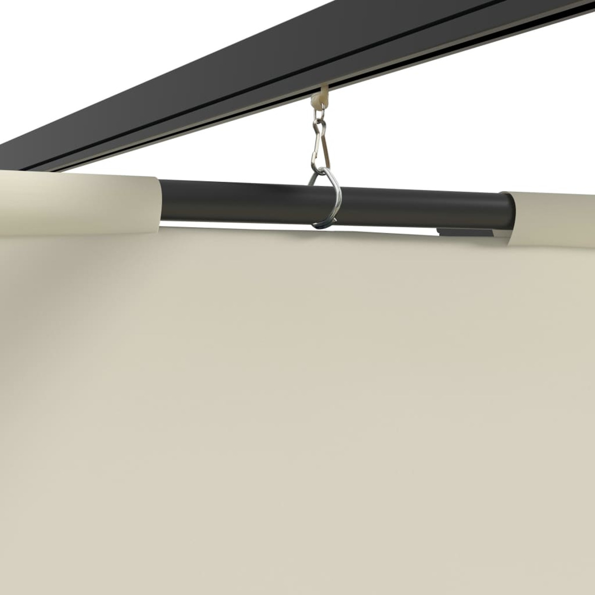 Nahaufnahme einer cremefarbenen Leinwand, die an einer schwarzen Stange mit einem silbernen Haken hängt.