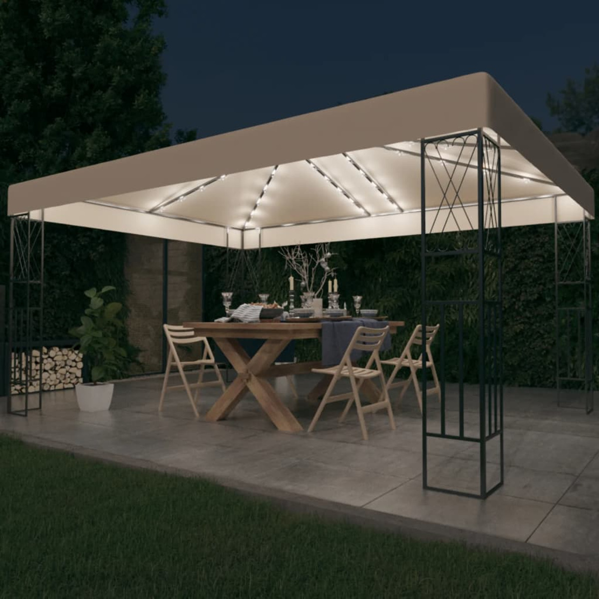 Outdoor-Setting mit beigefarbenem Zelt, beleuchtet mit Lichterketten, Tisch für Abendessen und Stühlen.