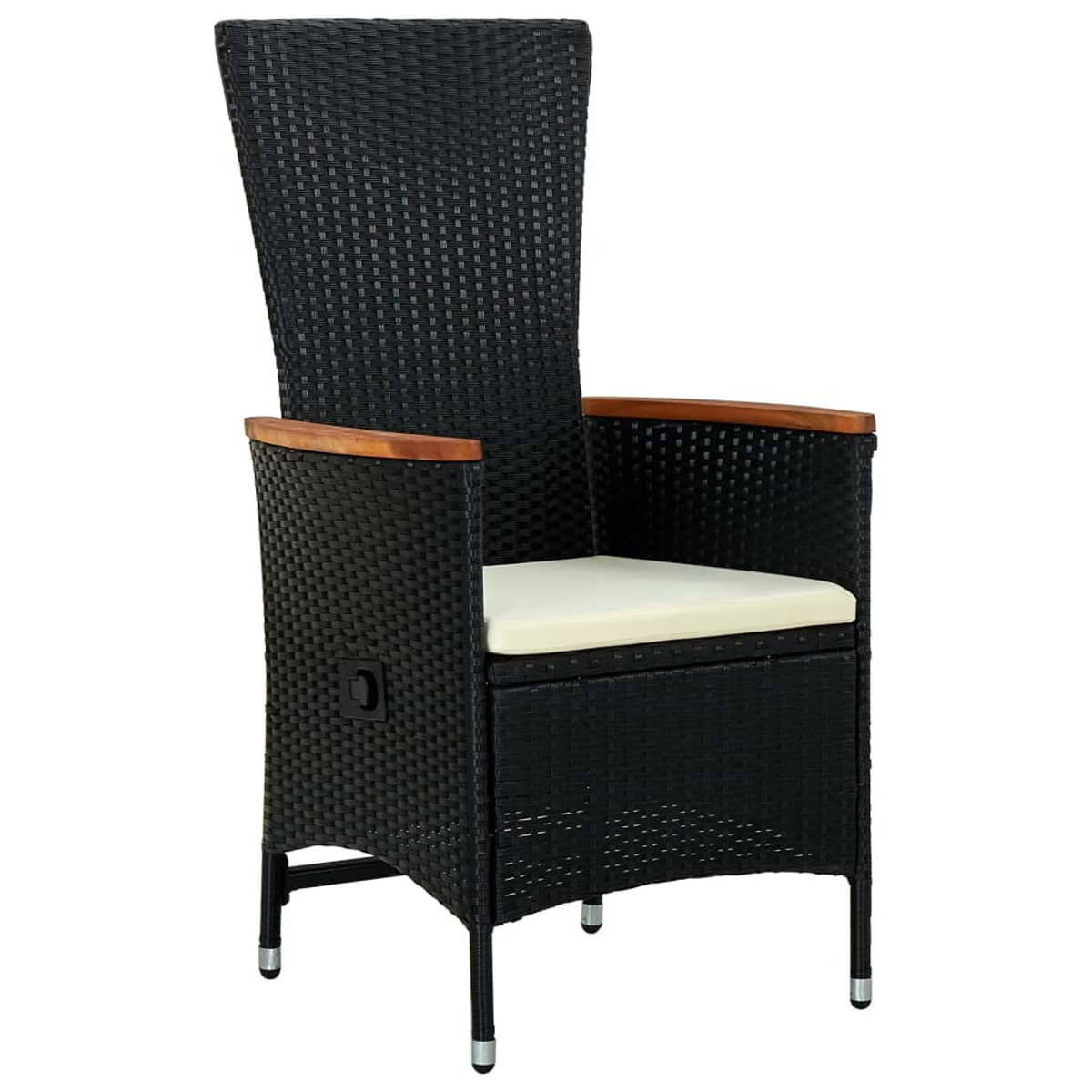 Sedia in rattan nero con braccioli in legno e cuscino color crema. Sfondo bianco.