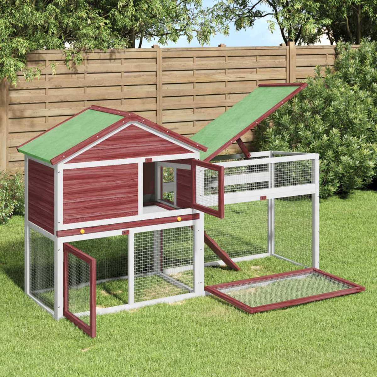 Hühnerstall aus Holz mit grünem Dach, offene Türen. Rot-weiß gestrichene Struktur. Gras Hintergrund.