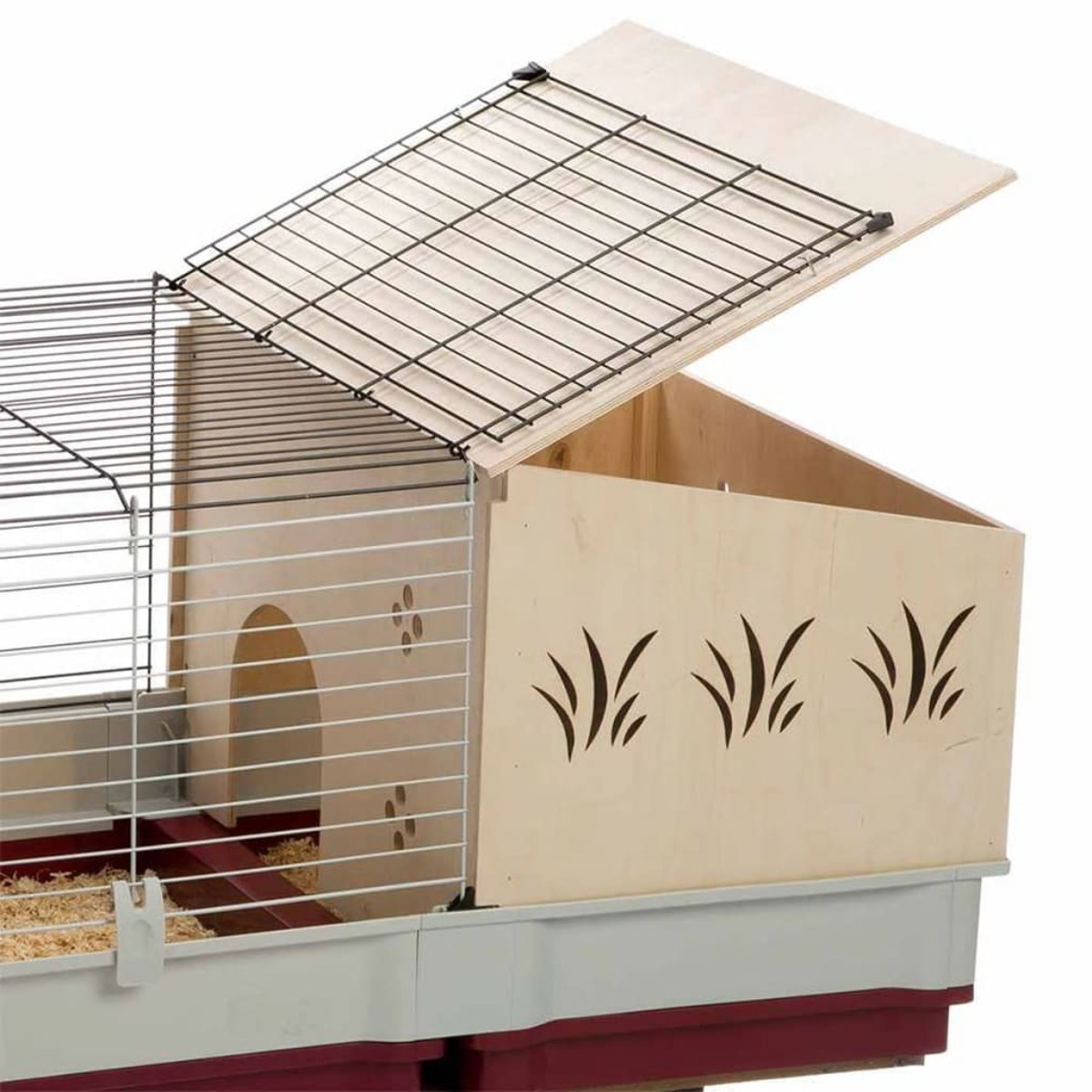 Una jaula de cobaya de madera con techo inclinado y puerta de malla metálica. La jaula está sobre una superficie blanca.