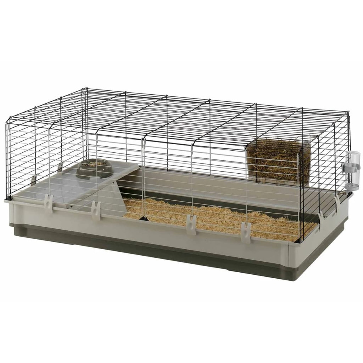 Ein rechteckiger Meerschweinchenkäfig mit Drahtgitter oben und Kunststoffboden. Einstreu innen, weißer Hintergrund.