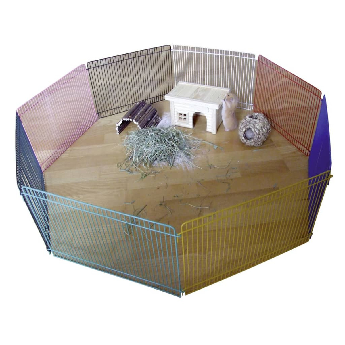 Ein achteckiger Haustier-Laufstall mit einem Holzhaus darin. Heu, Holz und ein Hamster sind vorhanden.