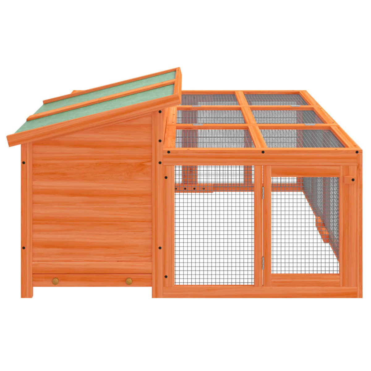 Ein orangefarbener Hühnerstall aus Holz. Er hat ein grünes Dach und Drahtgitterfenster. Er ist vor weißem Hintergrund.