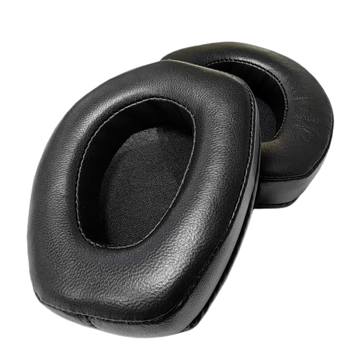 Paar schwarze, oval geformte Ohrpolster für Kopfhörer. Weißer Hintergrund.