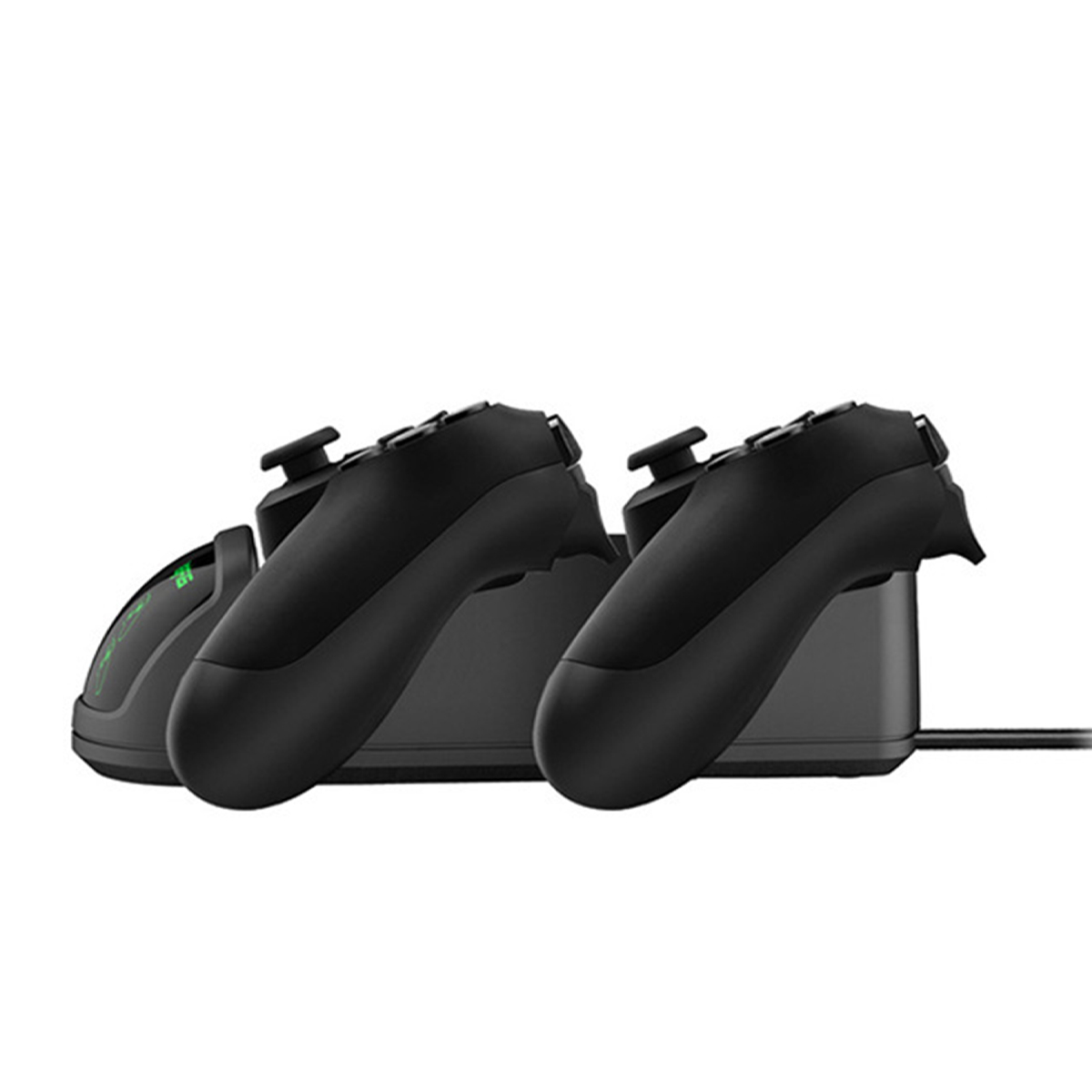 Schwarze Gamecontroller auf einer Ladestation mit Netzkabel und grüner Lichtanzeige.