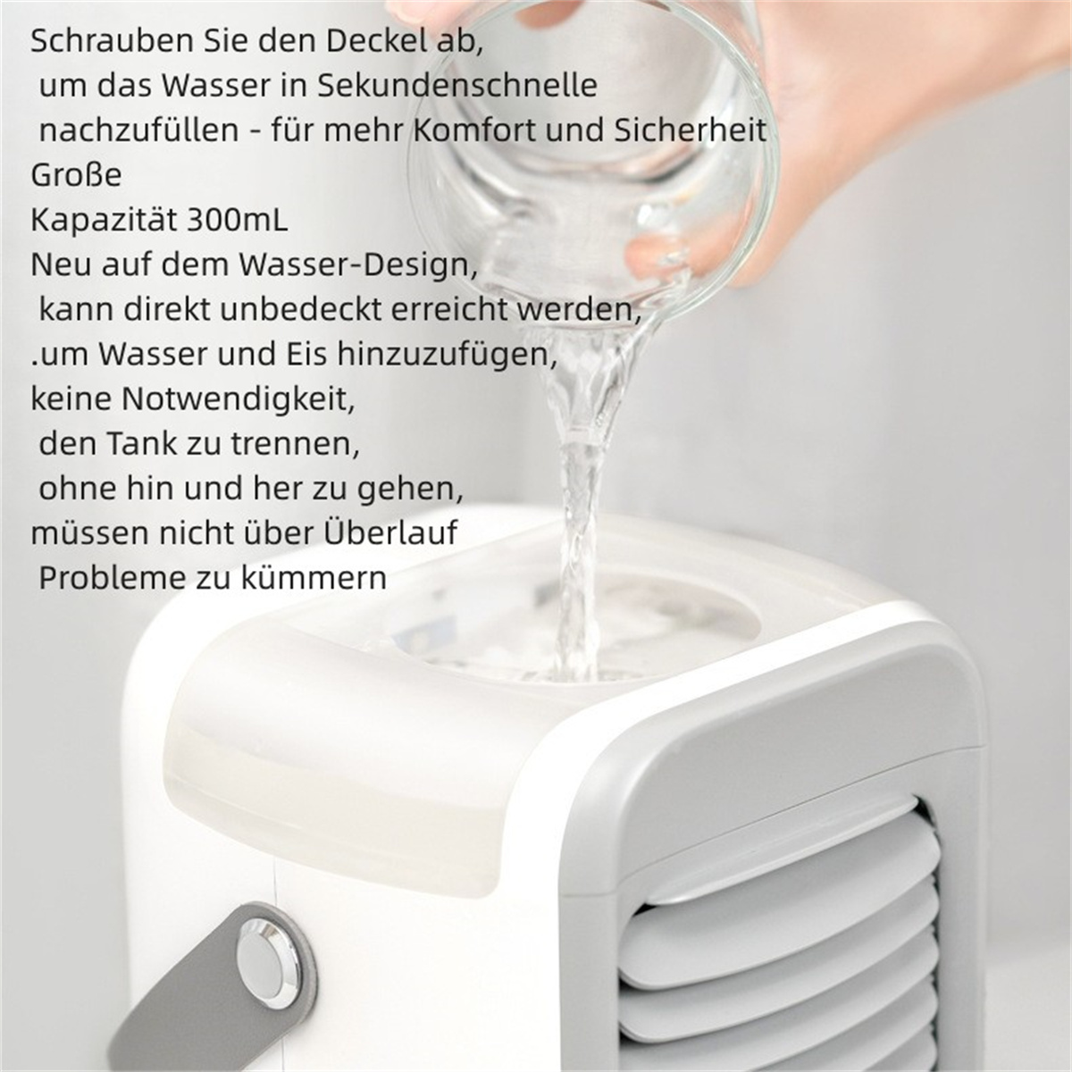 Eine Person gießt Wasser in einen weißen Kühler. Der Kühler hat einen Wassertank und Lüftungsschlitze.