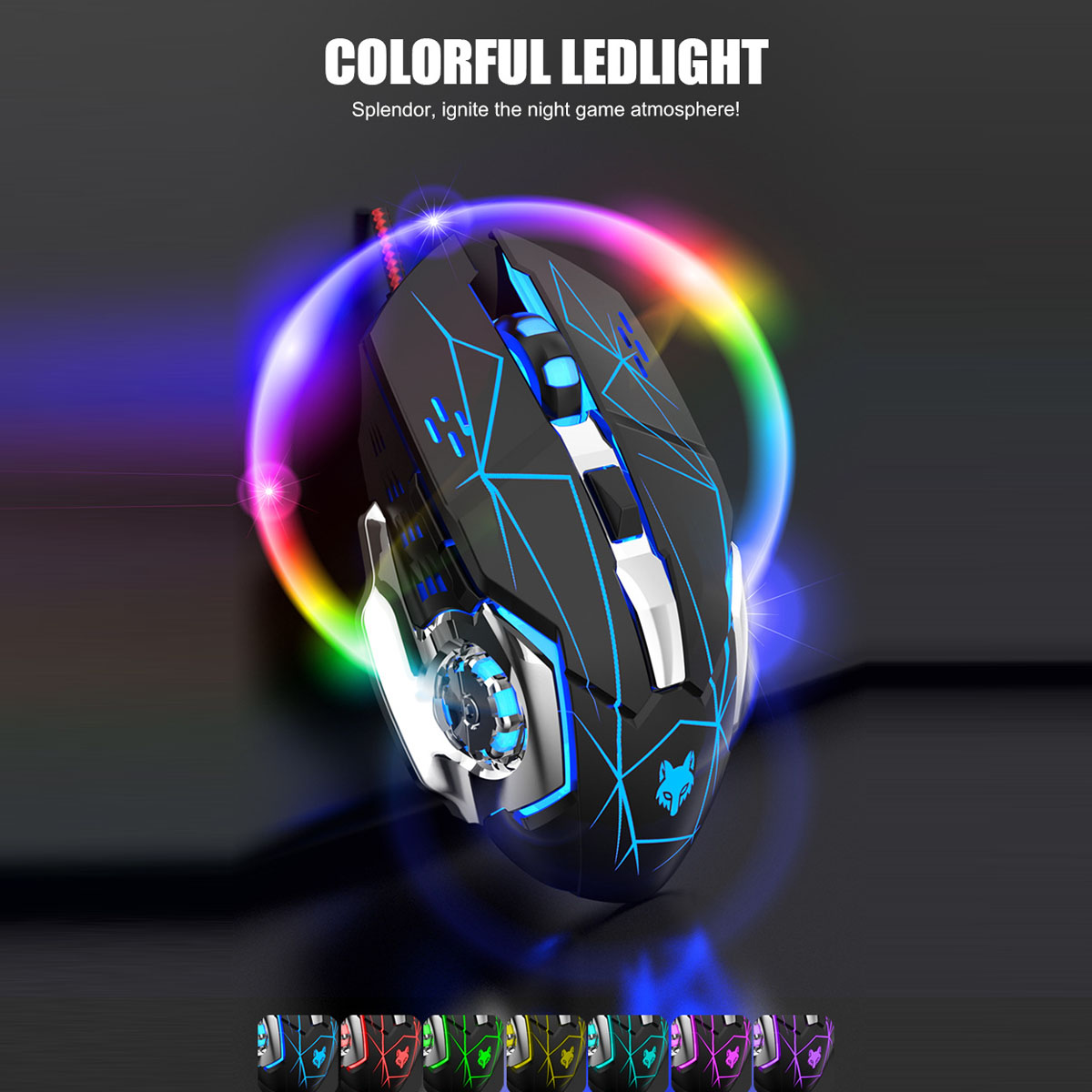 Eine schwarze Gaming-Maus mit bunten LED-Leuchten und einem Wolfslogo auf dunklem Grund.